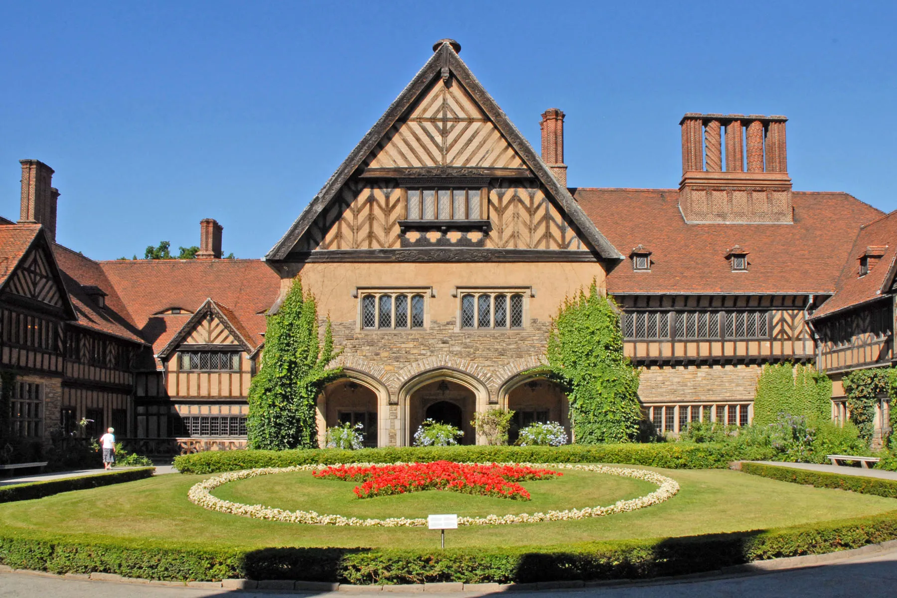 Photo showing: Le château Cecilienhof a été construit, à partir de 1914, pour le Prince héritier Guillaume et son épouse Cécile dans le style Tudor d'un cottage anglais.
Du 17 juillet au 2 août 1945,  dans ce château s'est tenue la conférence de Potsdam des puissances victorieuses du nazisme, en présence de Staline, Churchill, Truman et Eden.
Une partie du Château est visitable (salle de la conférence et pièces annexes), l'autre partie est occupée par un hôtel de luxe.

Après guerre, le château étant en zone soviétique, une étoile rouge en géraniums orne depuis lors le jardin.