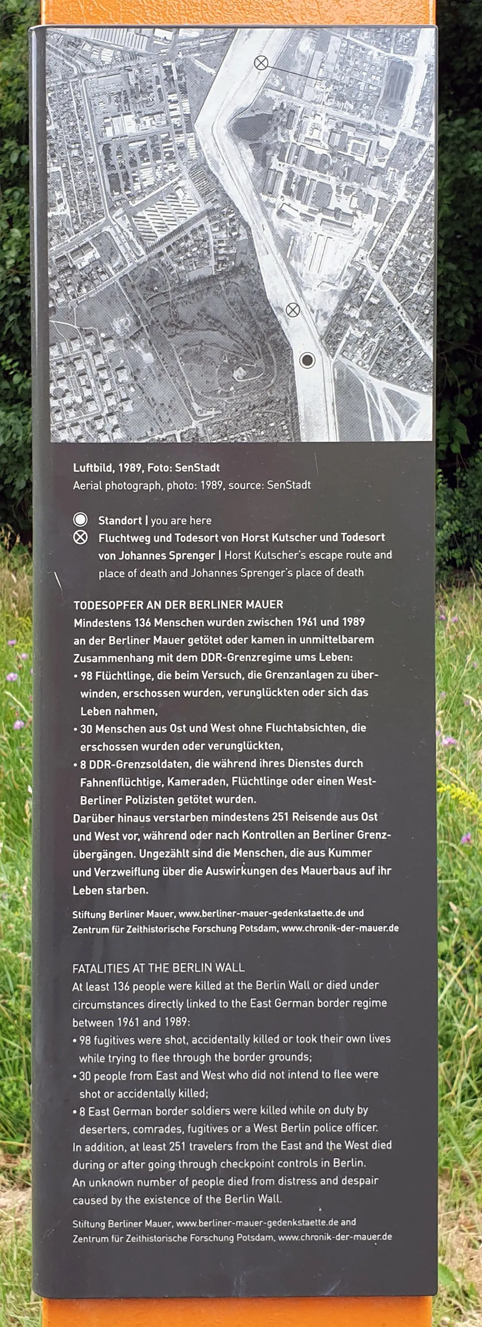 Photo showing: Memorial plaque, Horst Kutscher and Johannes Sprenger, Berliner Mauerweg, Berlin-Altglienicke, Germany