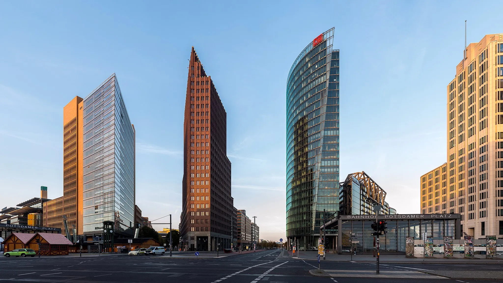 Photo showing: Potsdamer Platz, Berlin-Mitte with the following buildings (from left to right): Office building by Renzo Piano, Kollhoff-Tower (by Hans Kollhoff), Bahntower by Helmut Jahn, Beisheim Center (various architects).