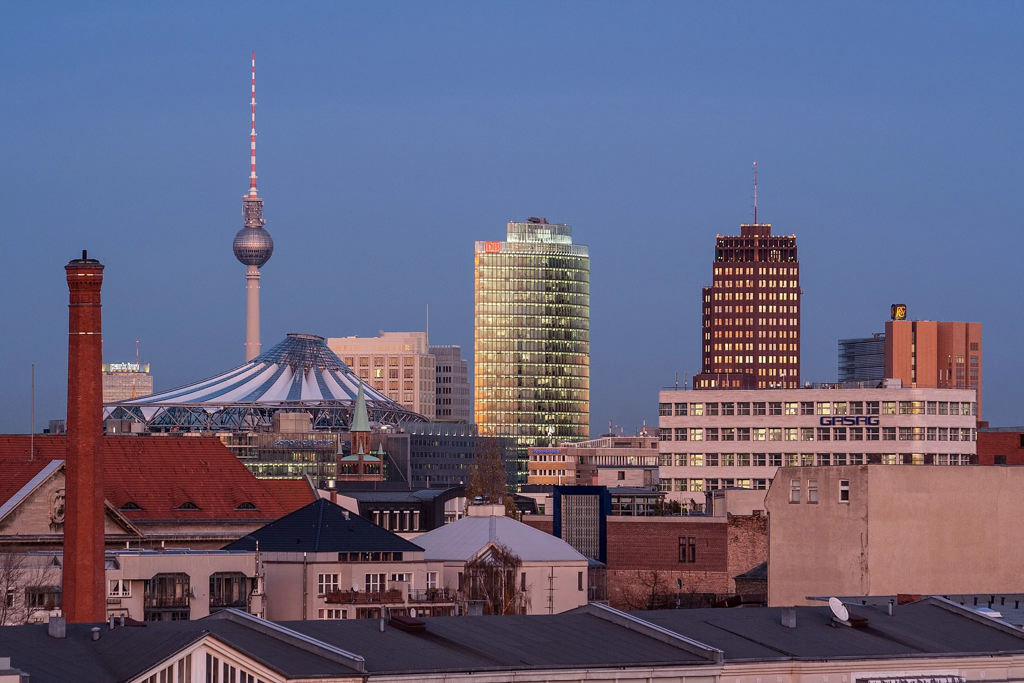 Photo showing: Blue hour: potsdamer place with television tower in berlin.