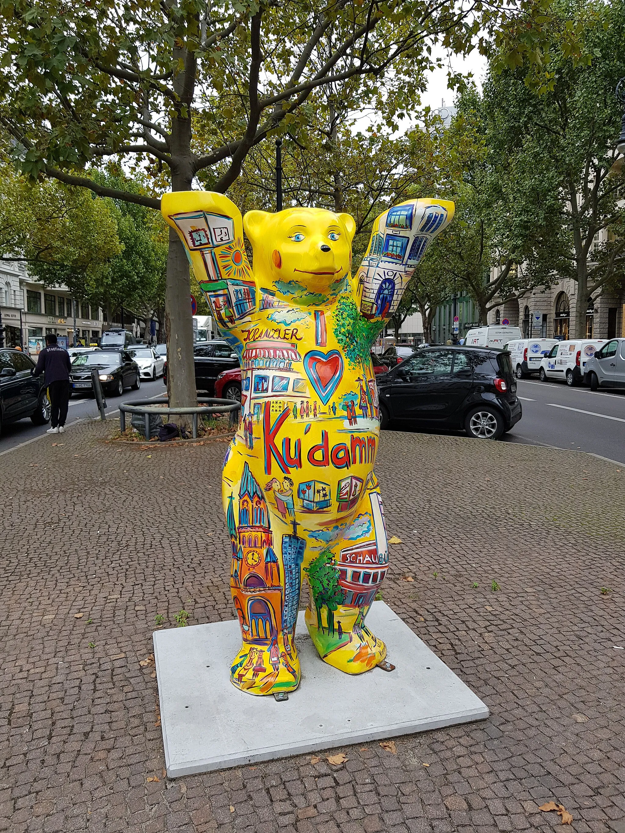 Photo showing: Buddy Baer "I LOVE KU'DAMM" (#1384) in Berlin, auf dem Mittelstreifen nahe Kurfürstendamm 191-192/Kreuzung Schlüterstraße. Gestaltet wurde die Skulptur von der Künstlerin Klio Karadim.