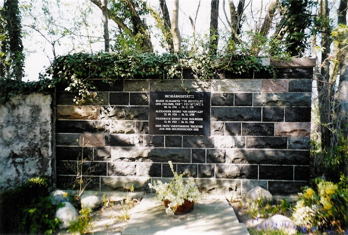 Photo showing: Begräbnisstätte Humboldt/Howede auf dem Dorffriedhof, an ihrem ursprünglichen Ort der ehemaligen Dorfkirche.