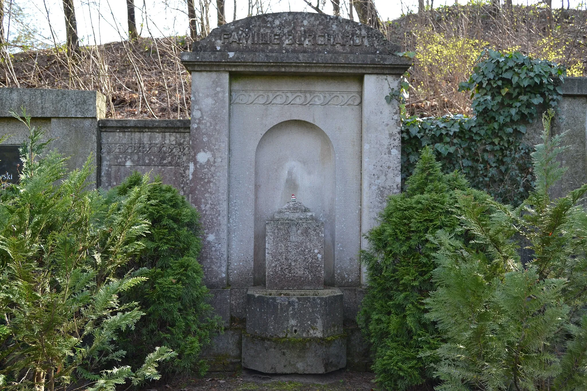 Photo showing: Cemetery of Woltersdorf near Berlin in April 2015.