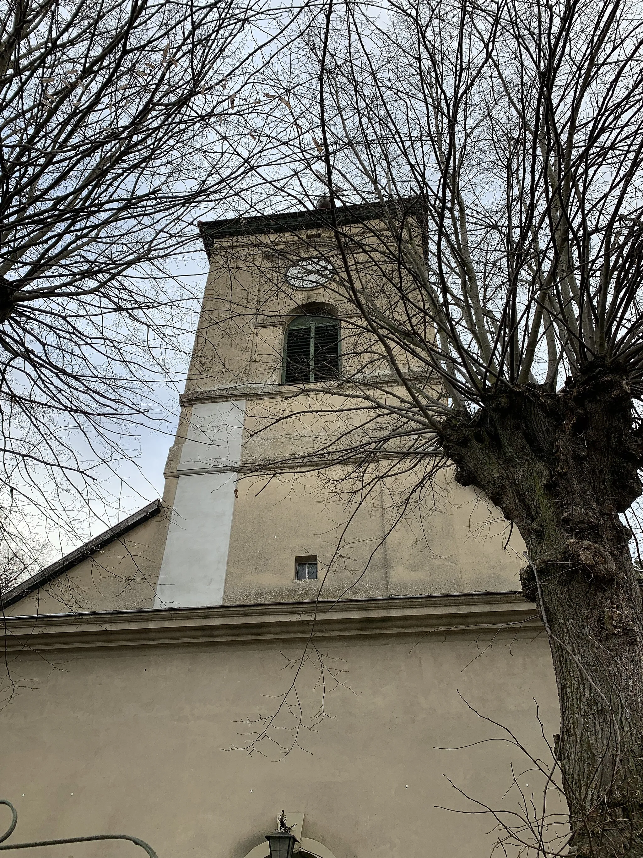 Photo showing: Die Dorfkirche Fahrland ist eine Saalkirche in Fahrland, einem Ortsteil der Stadt Potsdam in Brandenburg. Das Kircheninnere wurde um 1770 neugestaltet.