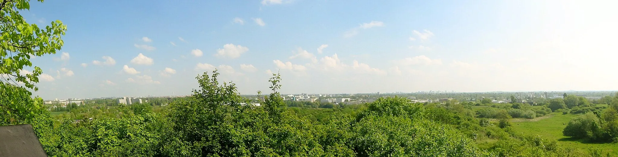 Photo showing: Panoramablick vom Alpengipfel. Der Freizeitpark Marienfelde liegt im gleichnamigen Ortsteil in Berlin. Er ist rund 40 Hektar groß und wurde auf einer ehemaligen Mülldeponie errichtet.