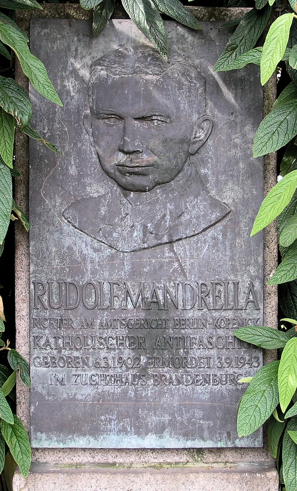 Photo showing: Memorial plaque, Rudolf Mandrella, Mandrellaplatz 6, Berlin-Köpenick, Germany