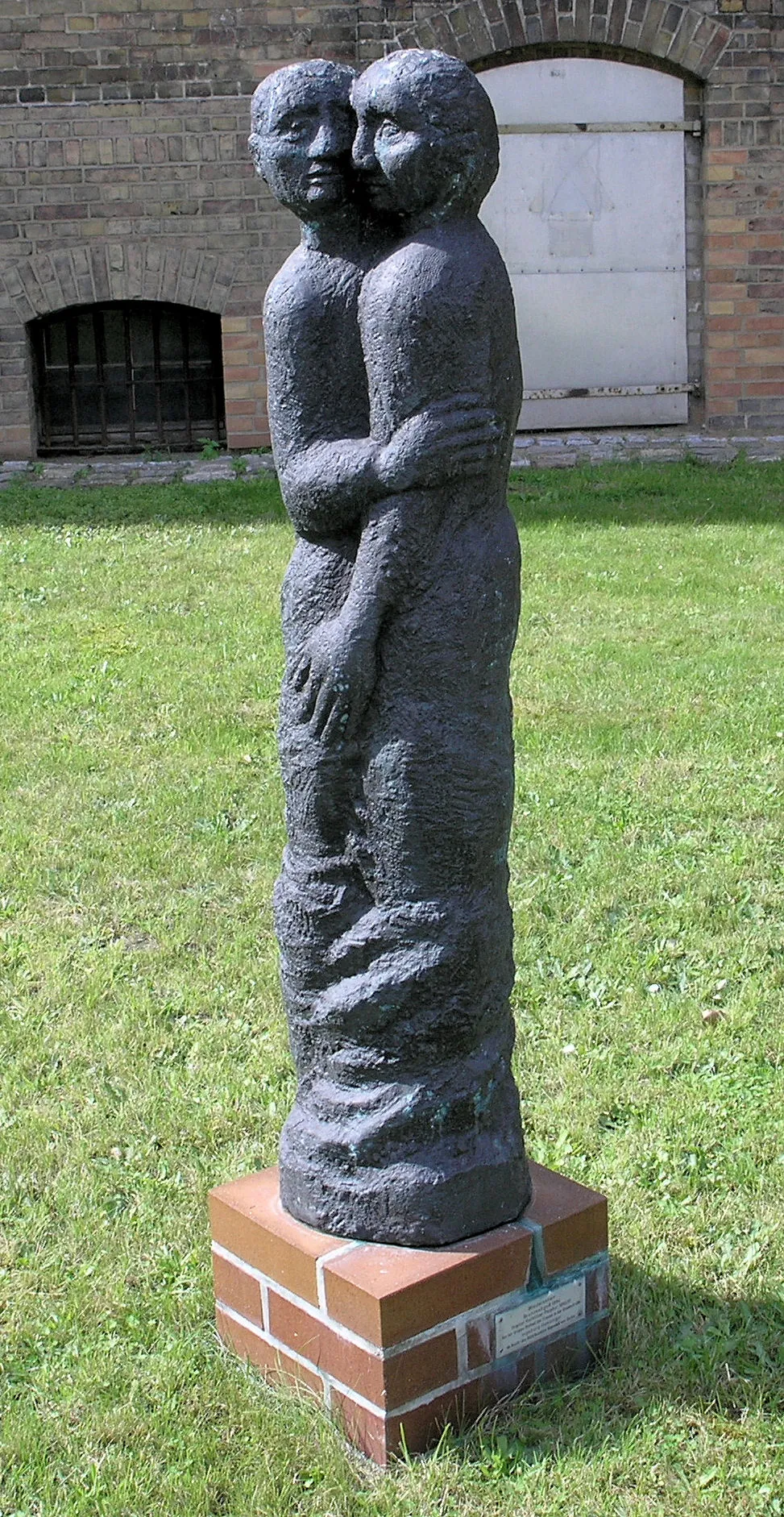 Photo showing: Memorial statue, "Umschlungenes Paar" by Ingeborg Hunzinger, 1993, Puchanstraße 12, Berlin-Köpenick, Germany