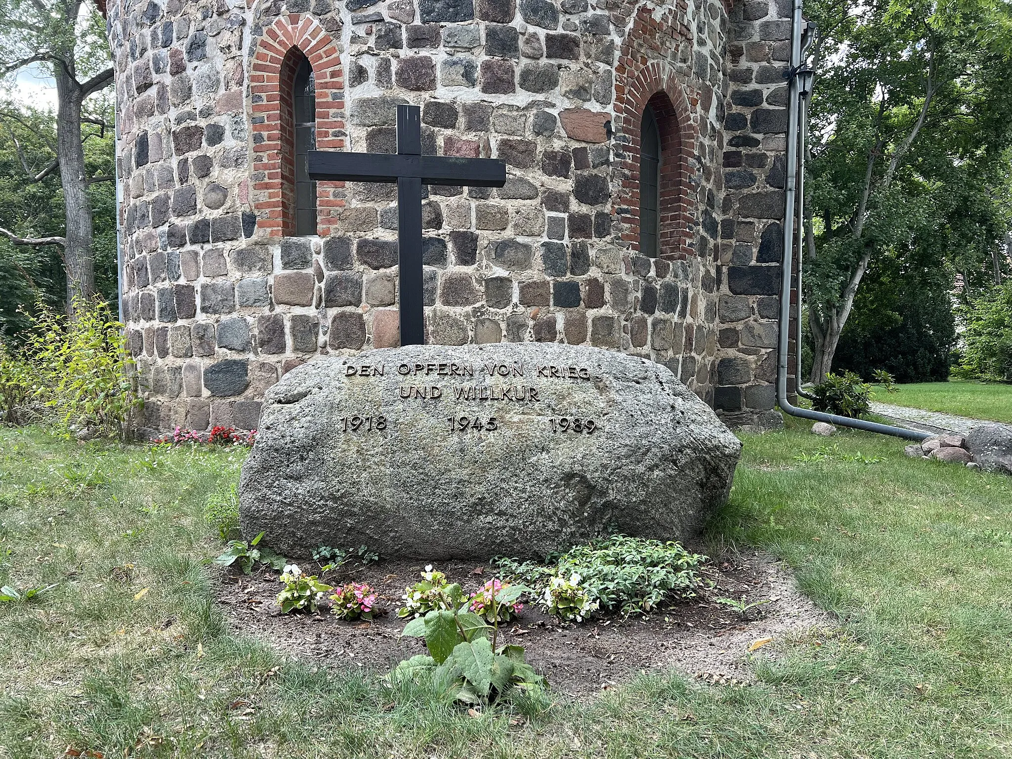 Photo showing: Den Opfern von Krieg und Willkür 1918, 1945 und 1989 vor der Dorfkirche Hönow im Landkreis Märkisch-Oderland in Brandenburg (Deutschland)