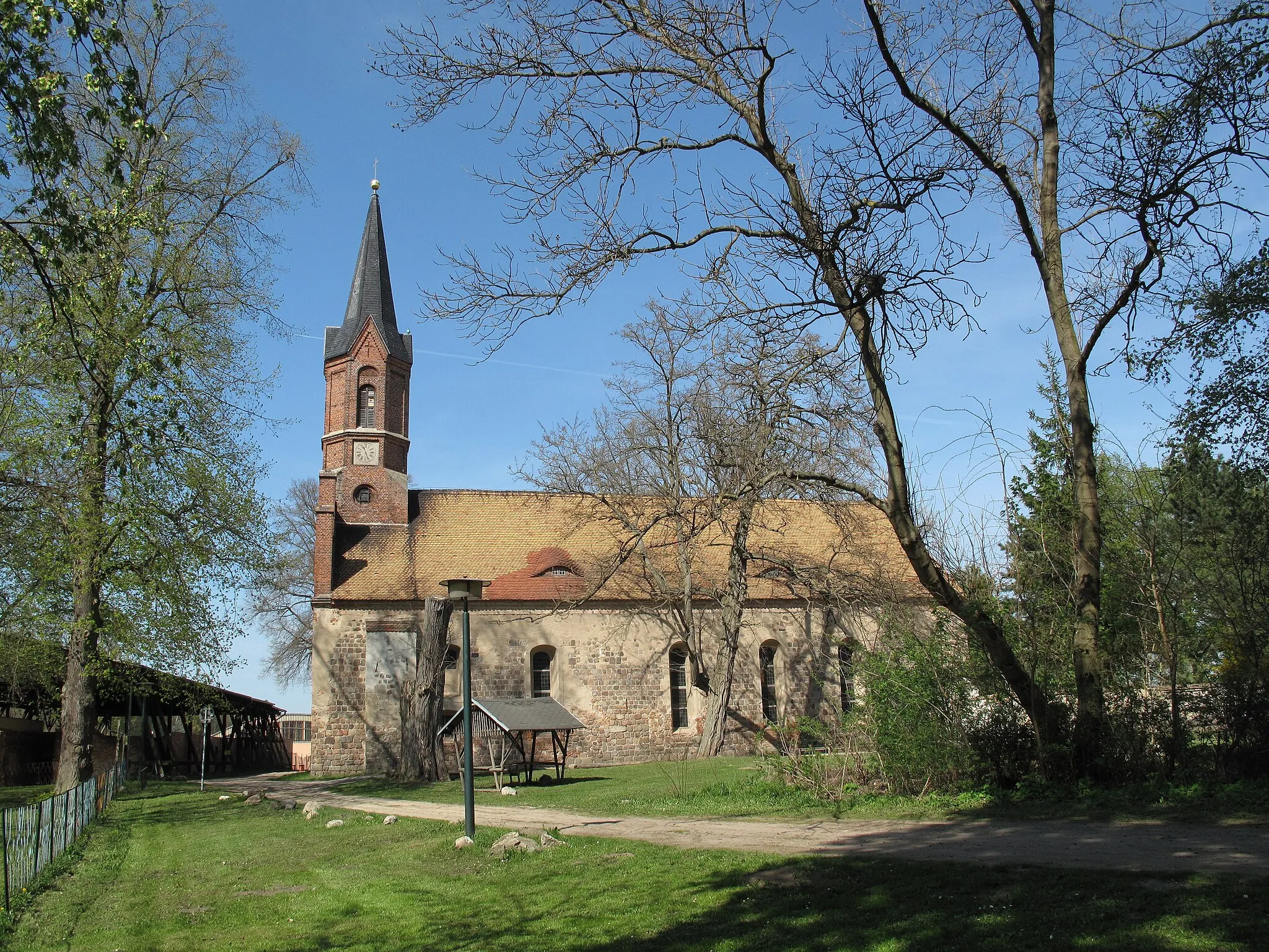 Photo showing: The listed Klosterkirche Altfriedland is the former church of the Cistercian Nunnery Friedland in Altfriedland, a village of the municipality Neuhardenberg in the District Märkisch-Oderland, Brandenburg, Germany. The early gothic-Fieldstone church was remodelled several times and is used today as Protestant village church. It was built around 1250. The picture shows the south facade.