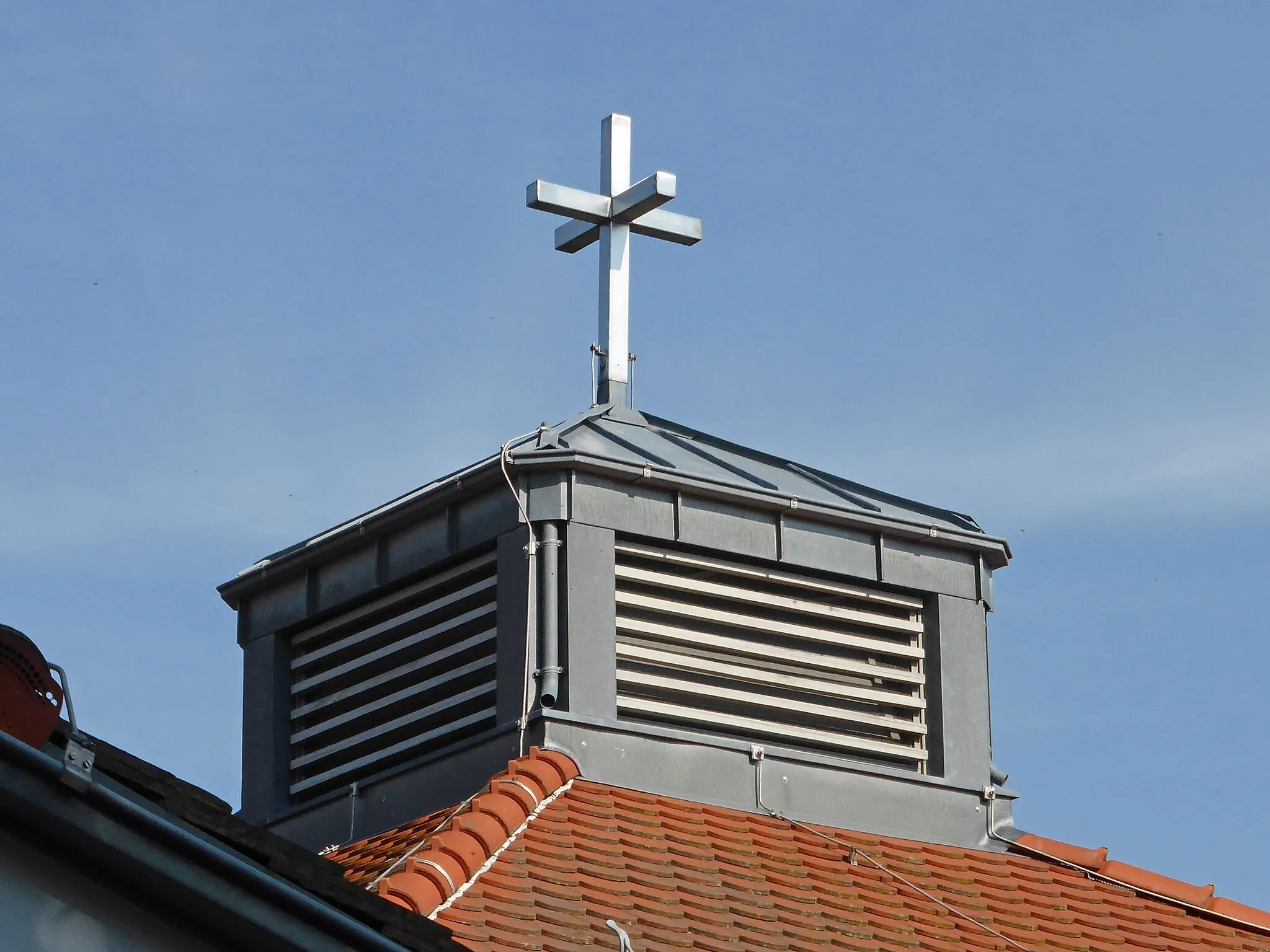Photo showing: Kreuz auf der Heilig-Geist-Kirche in Kirchmöser.
