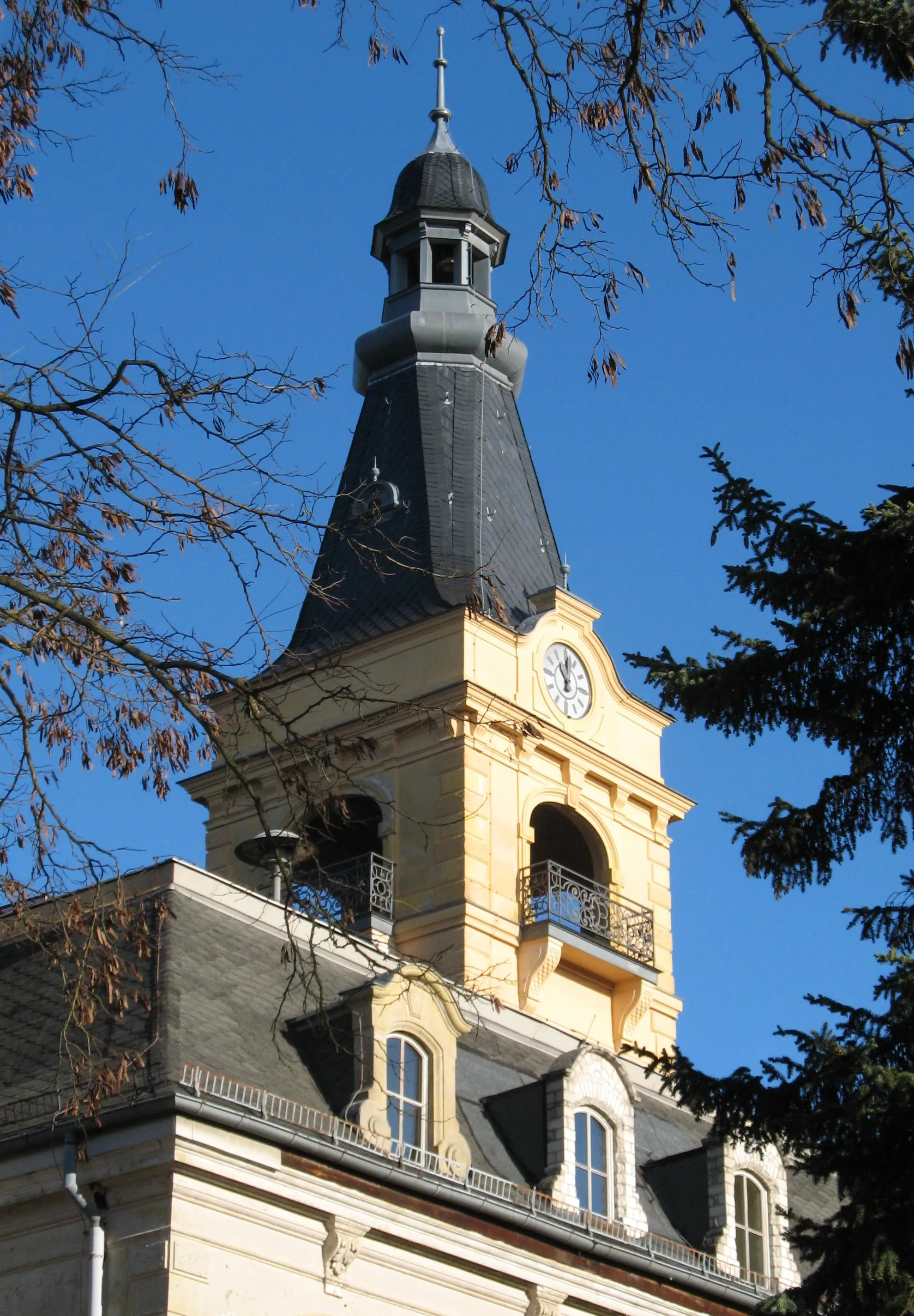 Photo showing: Clock tower of the castle in Stahnsdorf-Güterfelde in Brandenburg, Germany