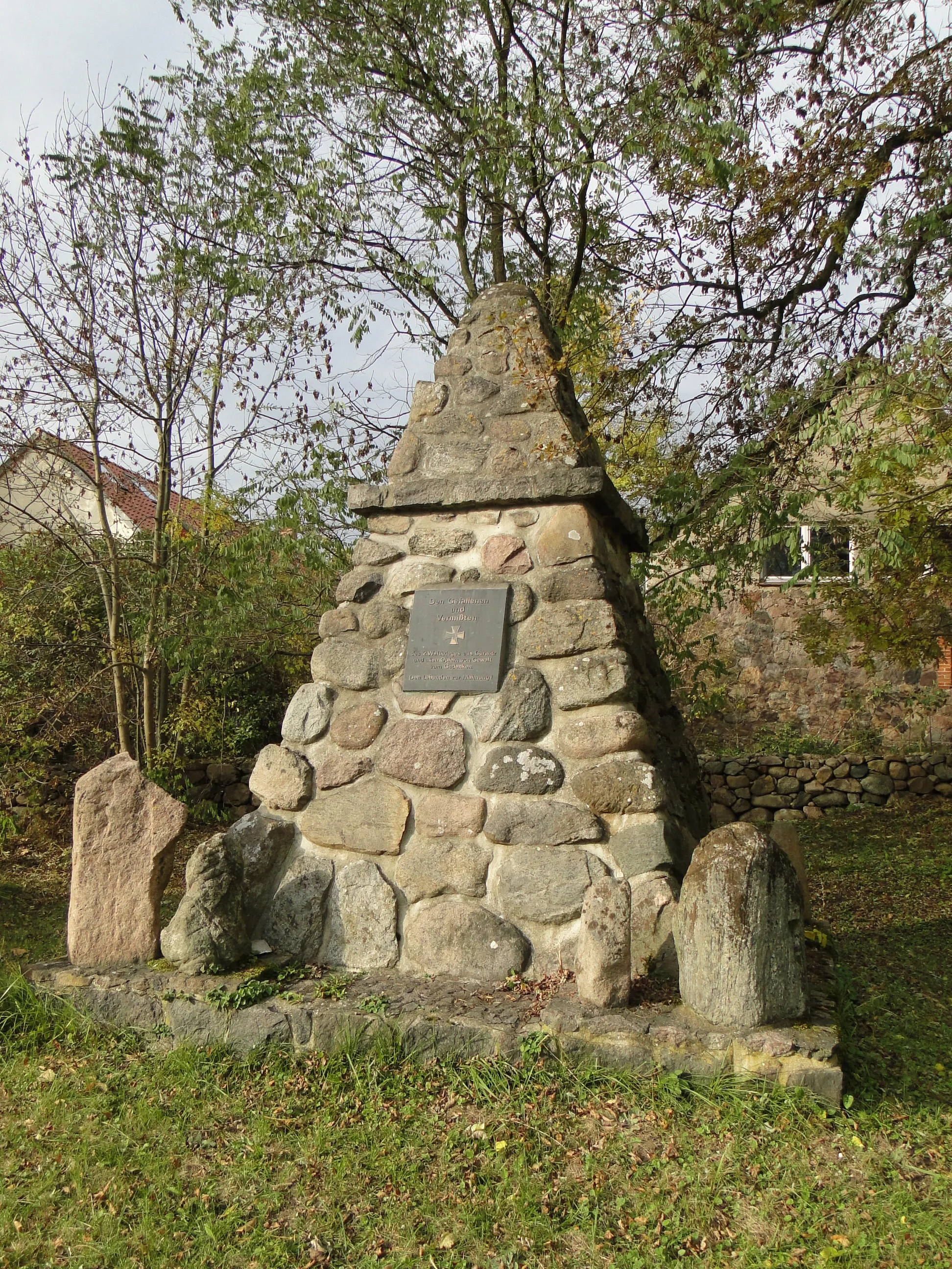 Photo showing: War memorial in Carwitz, district Mecklenburgische Seenplatte, Mecklenburg-Vorpommern, Germany