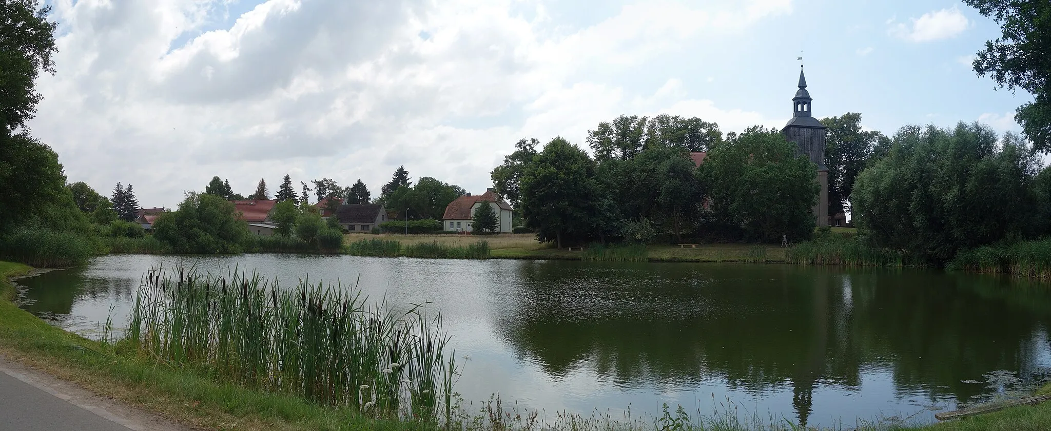 Photo showing: Northern view of the village pond  in Hardenbeck , Boitzenburger Land municipality , Uckermark district, Brandenburg state, Germany.