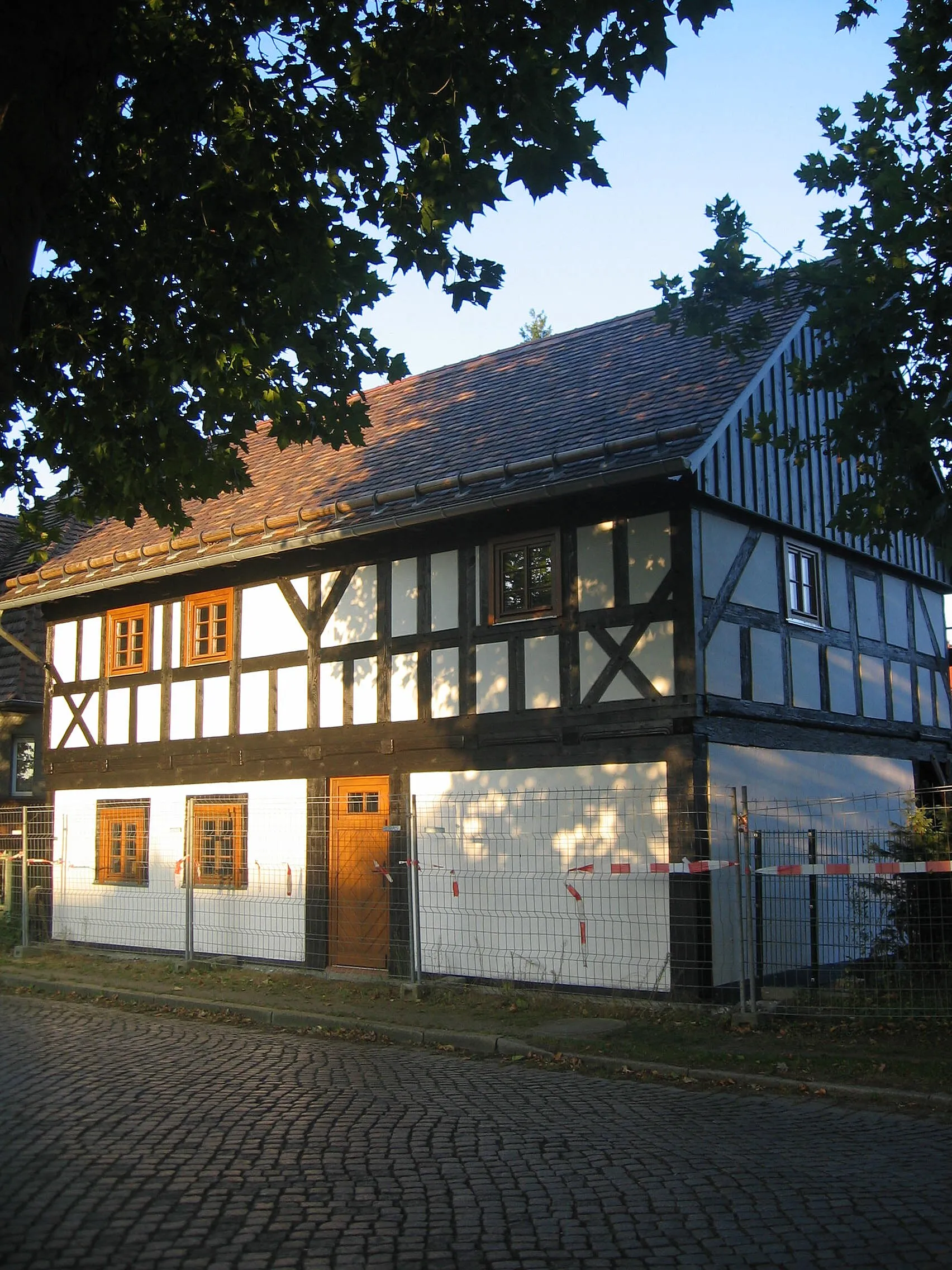 Photo showing: Ältestes Haus in der Stadt Ruhland, erbaut 1672, nach Restauration; Dresdener Straße 35, Ruhland; Denkmalschutz