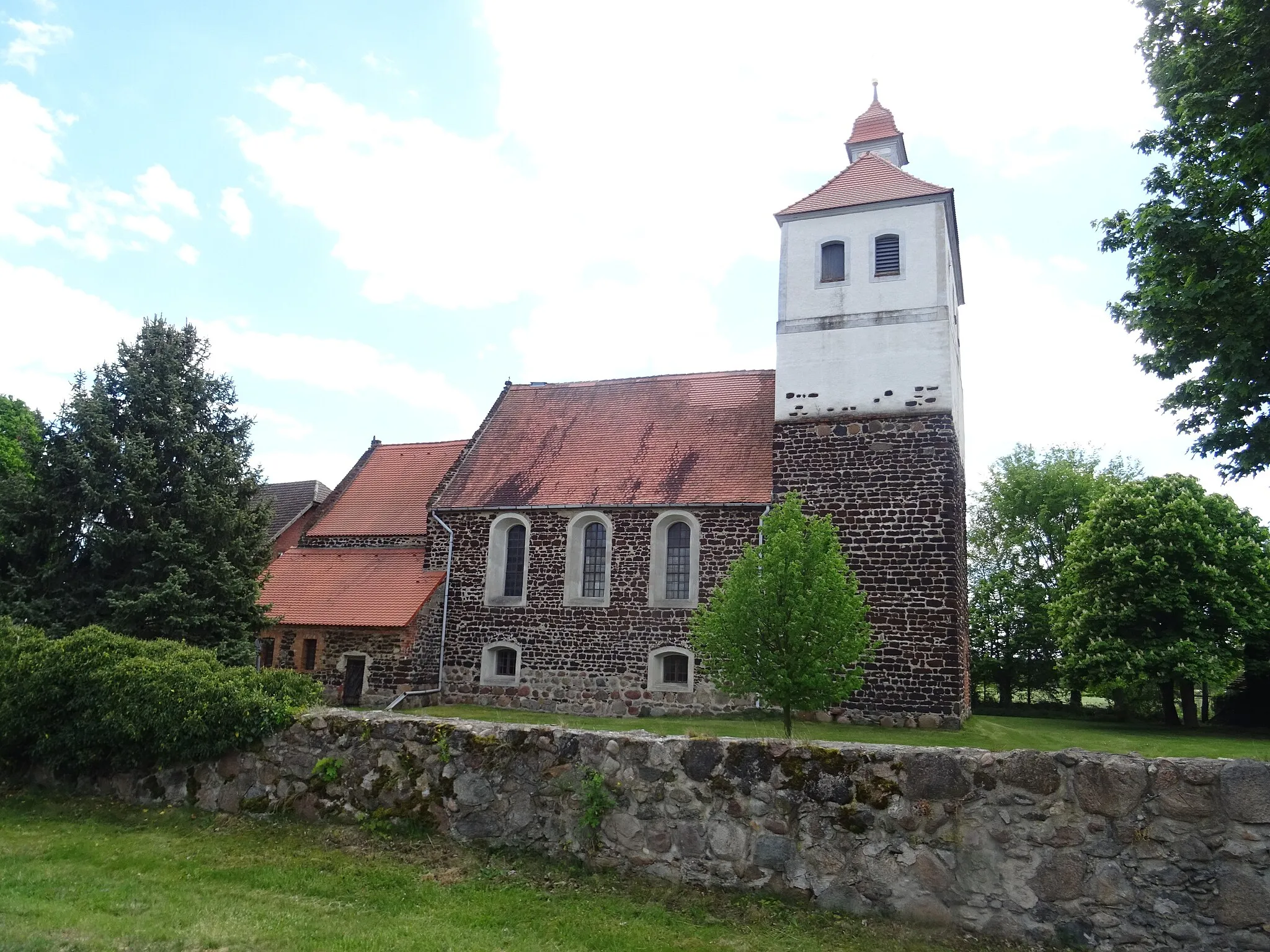 Photo showing: Friedersdorf (Niederlausitz) Dorfkirche mit Kirchhofsmauer