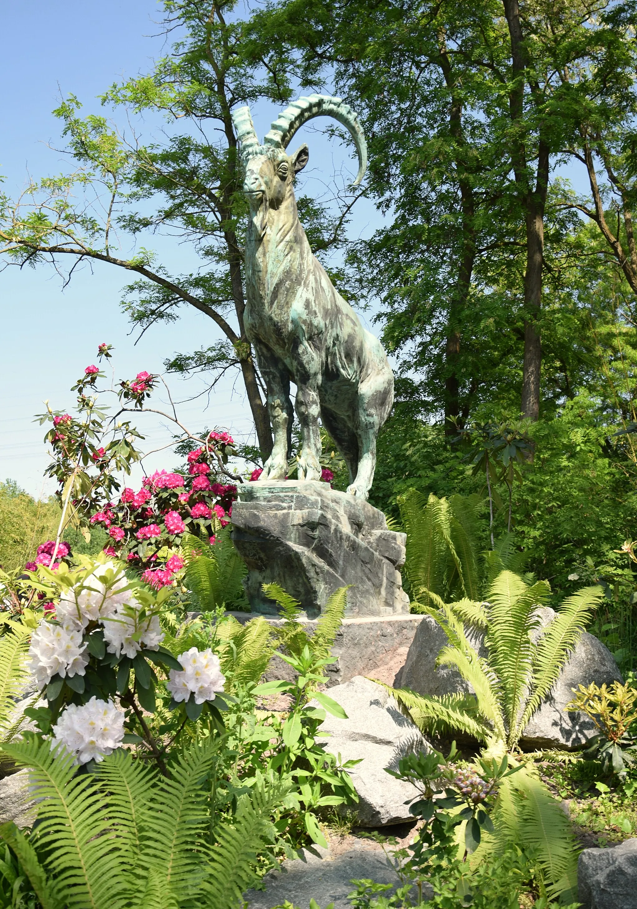 Photo showing: Sculpture Capricorn by Vladimír Koštoval in Tierpark Berlin, Germany.