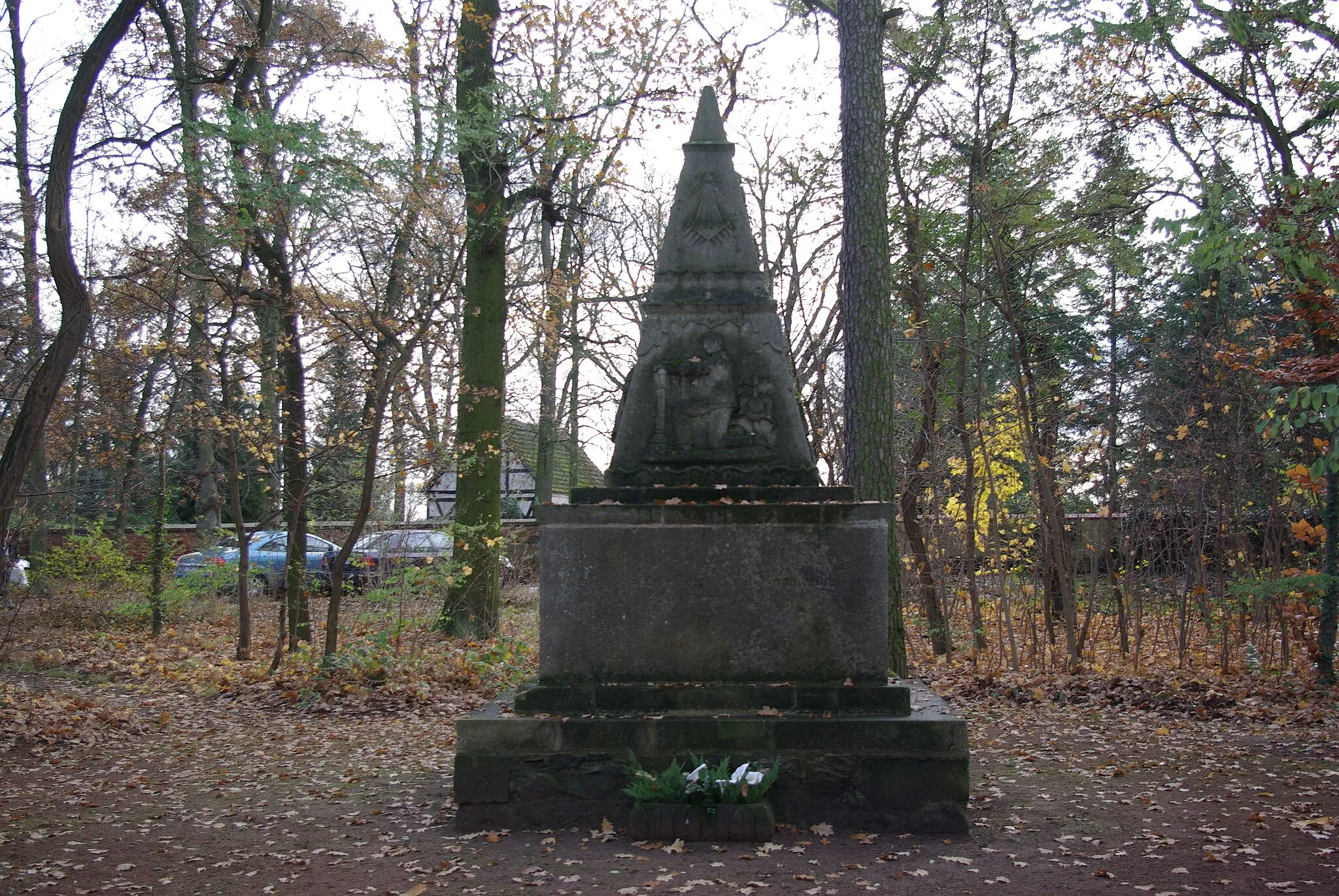 Photo showing: Schönewalde in Brandenburg. Das Kriegerdenkmal soll an die Toten des 1. Weltkrieges gedenken. Im Hintergurnd ist der Friedhof zu sehen. Das Denkmal steht unter Denkmalschutz.