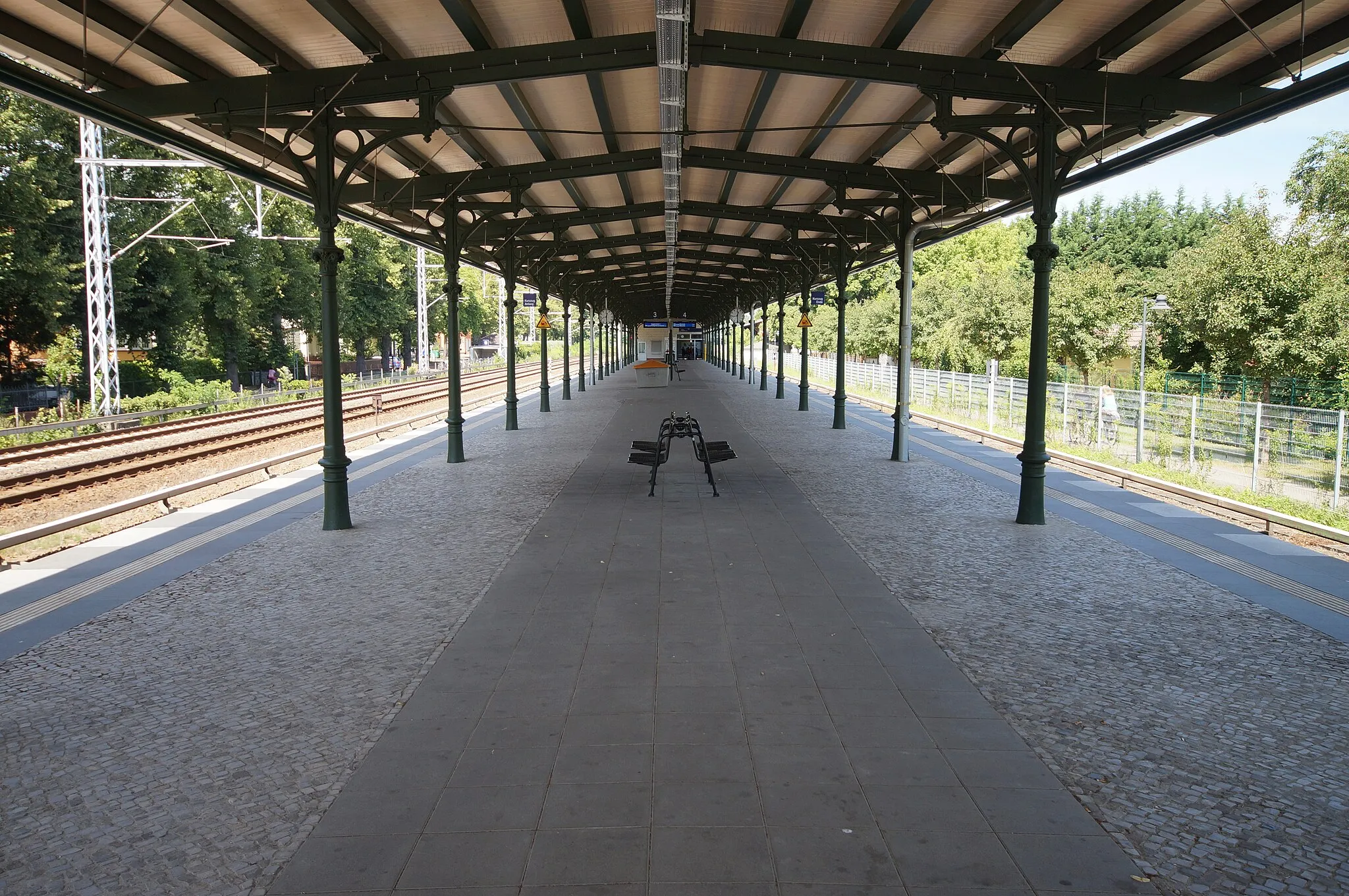 Photo showing: Der Bahnsteig des Zeuthener Bahnhofs
