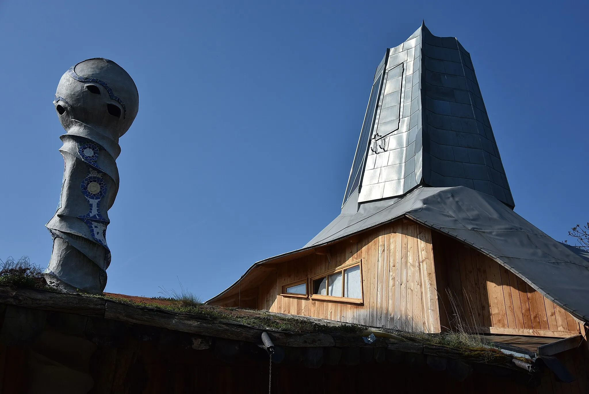 Photo showing: Das Theater am Rand, ein Bau ohne rechte Winkel mit Solarturm, Foto: Uwe Wolf