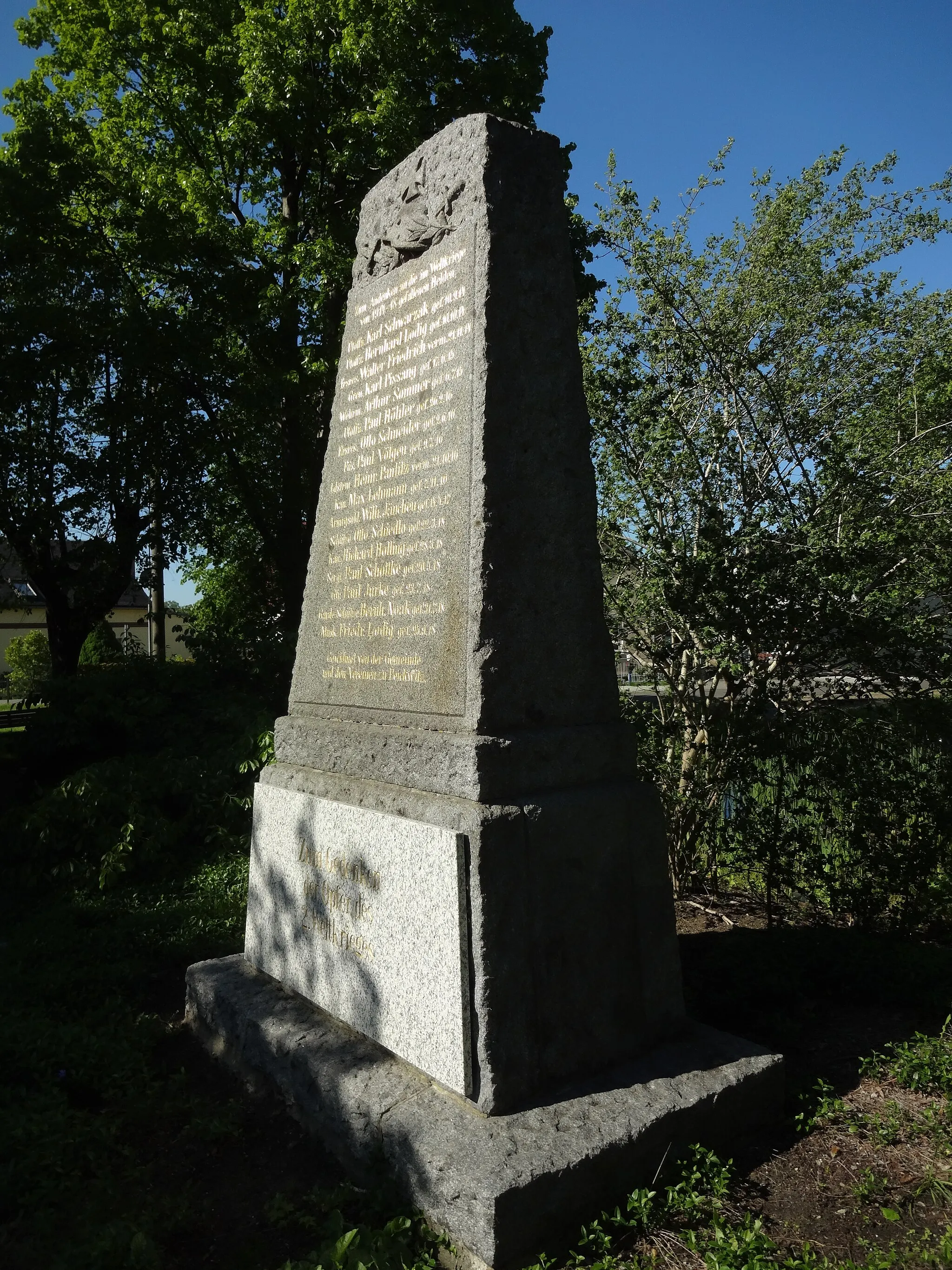 Photo showing: Kriegerdenkmal Peickwitz am Dorfteich