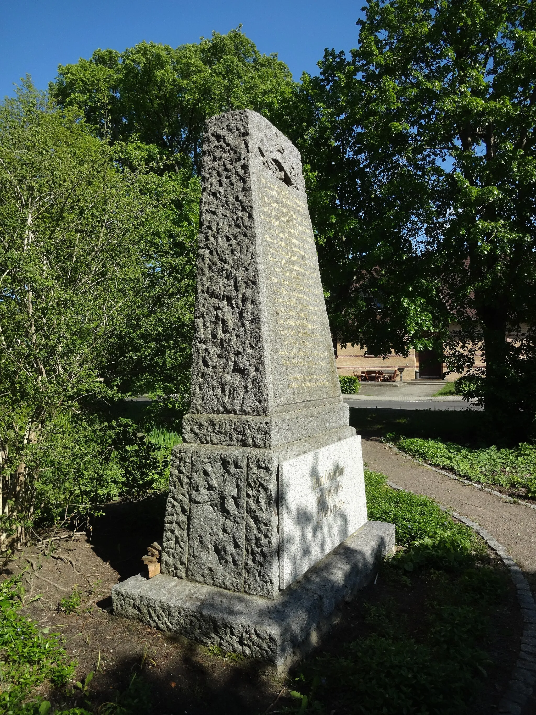 Photo showing: Kriegerdenkmal Peickwitz am Dorfteich