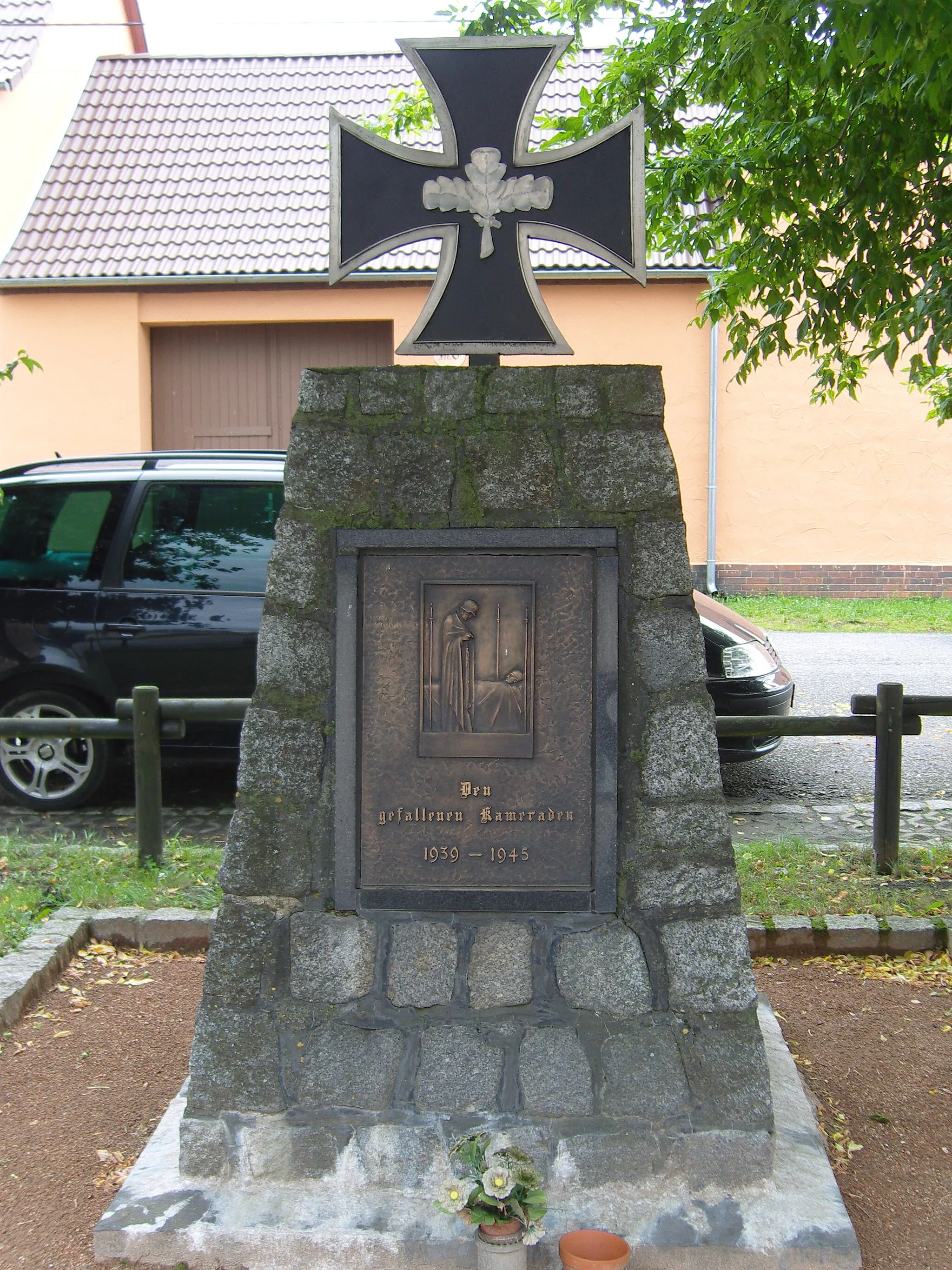 Photo showing: Kriegerdenkmal für die Gefallenen des Zweiten Weltkrieges in Biehlen einem Ortsteil der Gemeinde Schwarzbach
