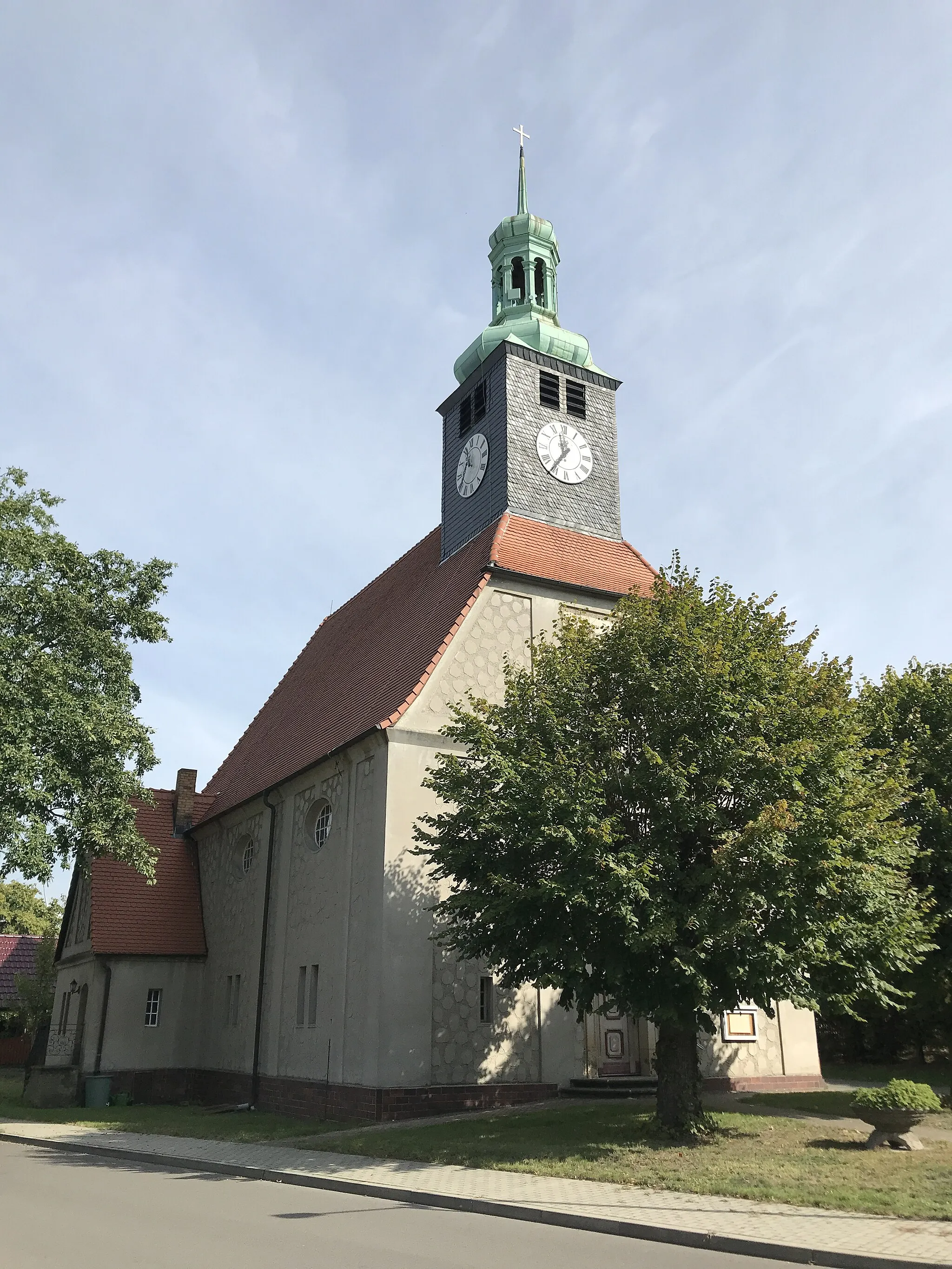 Photo showing: Die Dorfkirche Kostebrau der Stadt Lauchhammer entstand im Jahr 1907. Im Innenraum steht unter anderem eine Sauer-Orgel.
