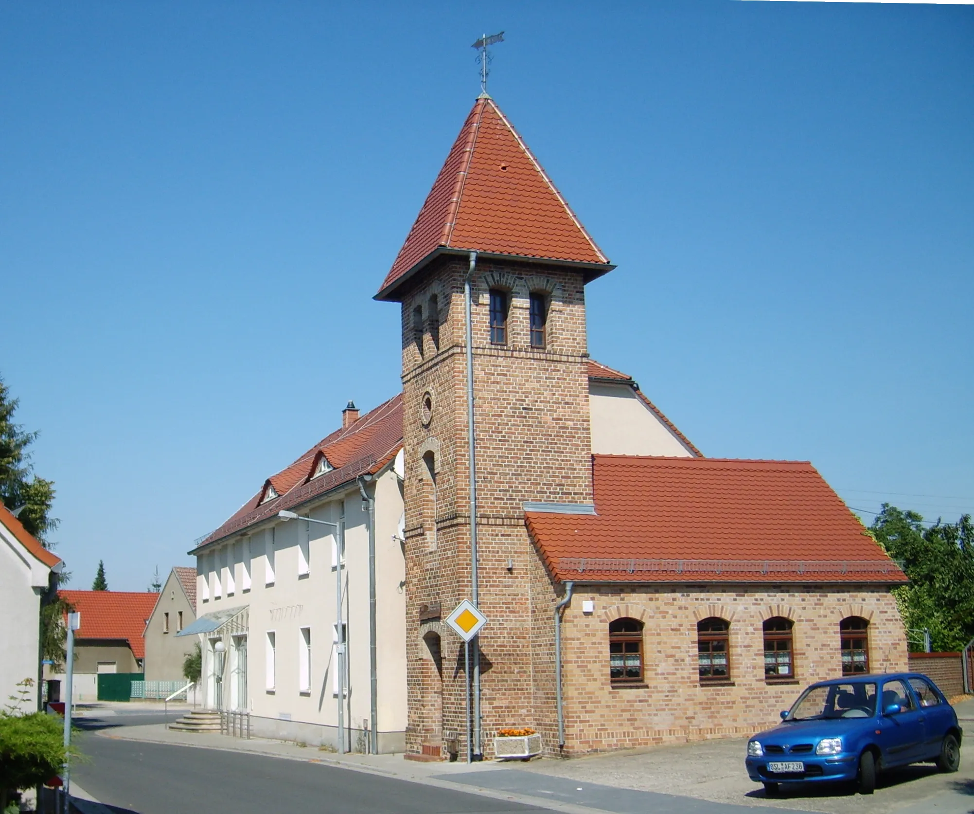 Photo showing: Das Dorf Grünewalde bei Lauchhammer.
Lindenallee, vorn der Schulplatz: links Schulplatz 10, rechts Schulplatz 2 mit Heimatstube und Glockenturm, dann Abzweig Maasbergstraße, geradeaus hinten Schulplatz 4.