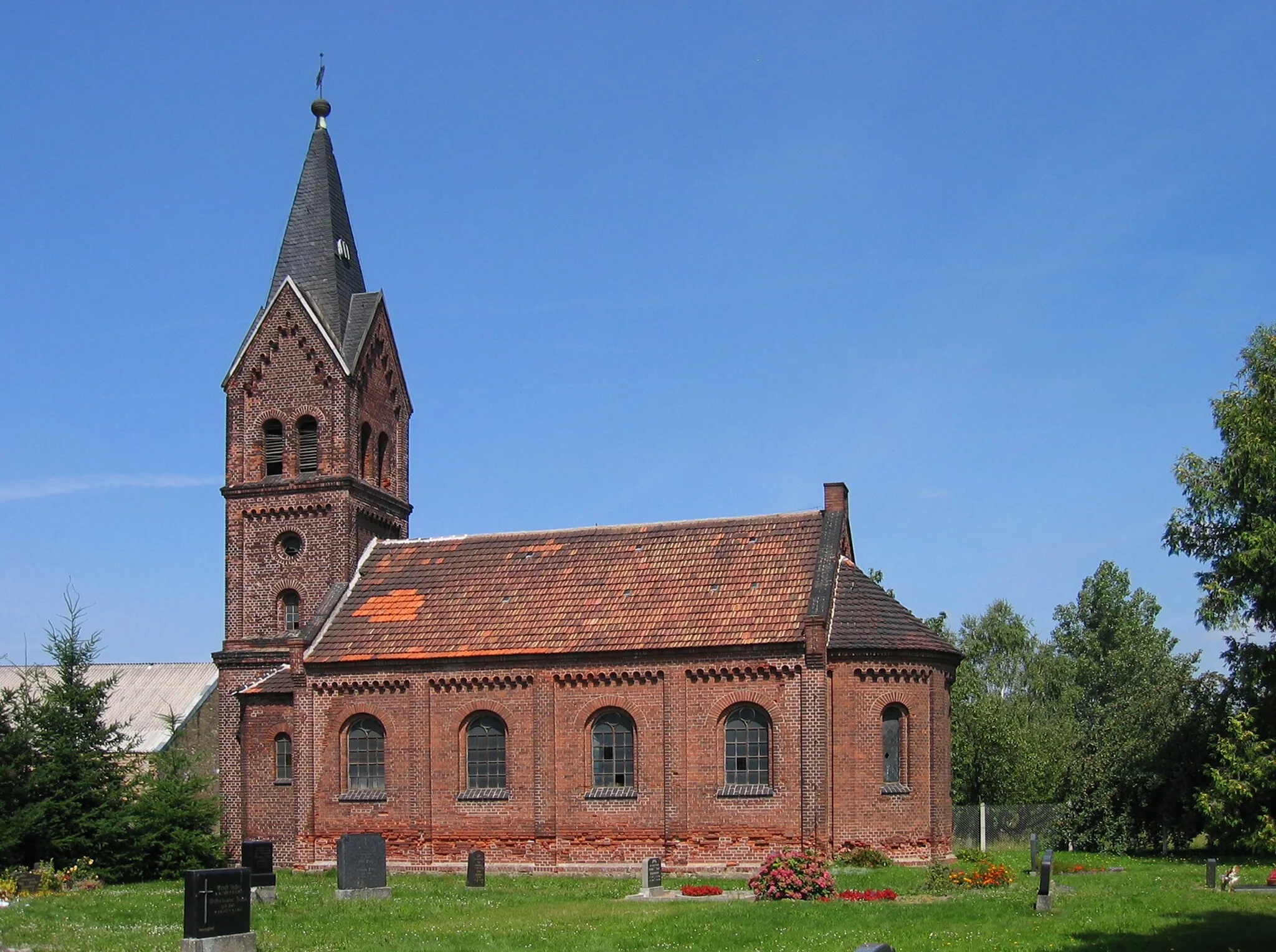 Photo showing: Dorfkirche Danna, Gemeinde Niedergörsdorf, Brandenburg: Backsteinbau mit quadratischem Turm und Apsis von 1884/85.