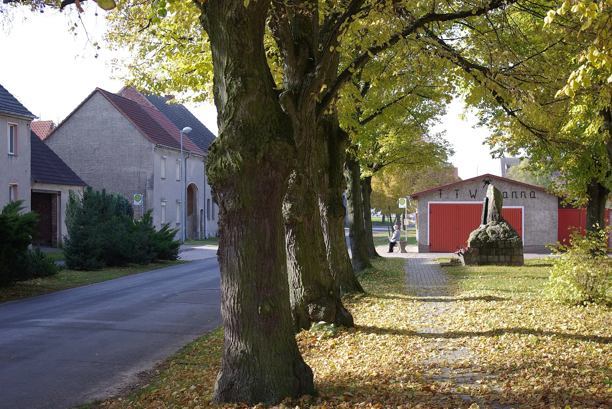 Photo showing: Niedergörsdorf in Brandenburg. Die Dorfstraße im Ortsteil Danna, ein Dorf mit etwa 120 Einwohner.