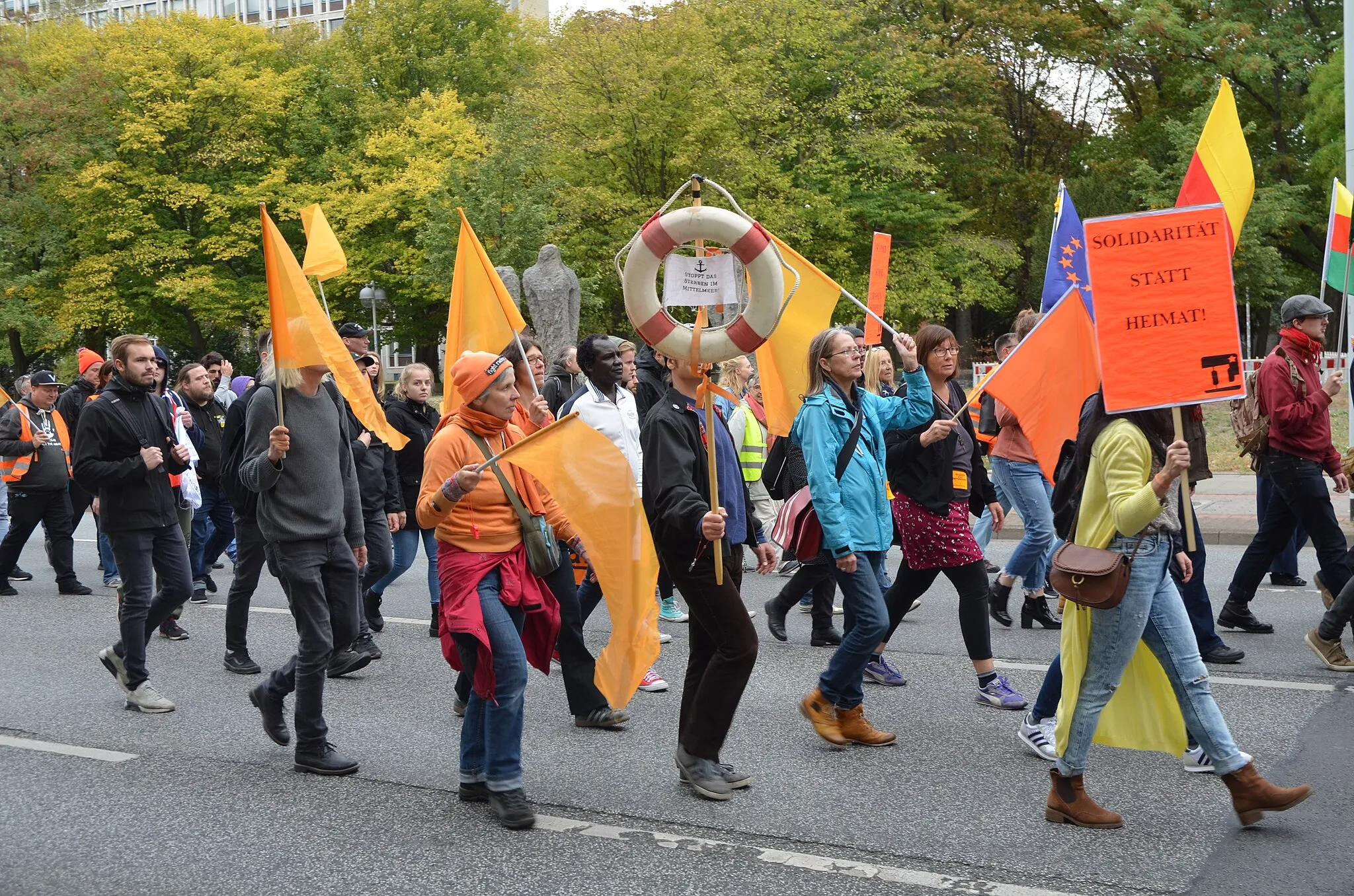 Photo showing: Demonstration des Bündnisses

„Seebrücke – Schafft sichere Häfen!“

hier am 22. September 2018 am Königsworther Platz in vor den Gebäuden der Leibniz Universität Hannover...