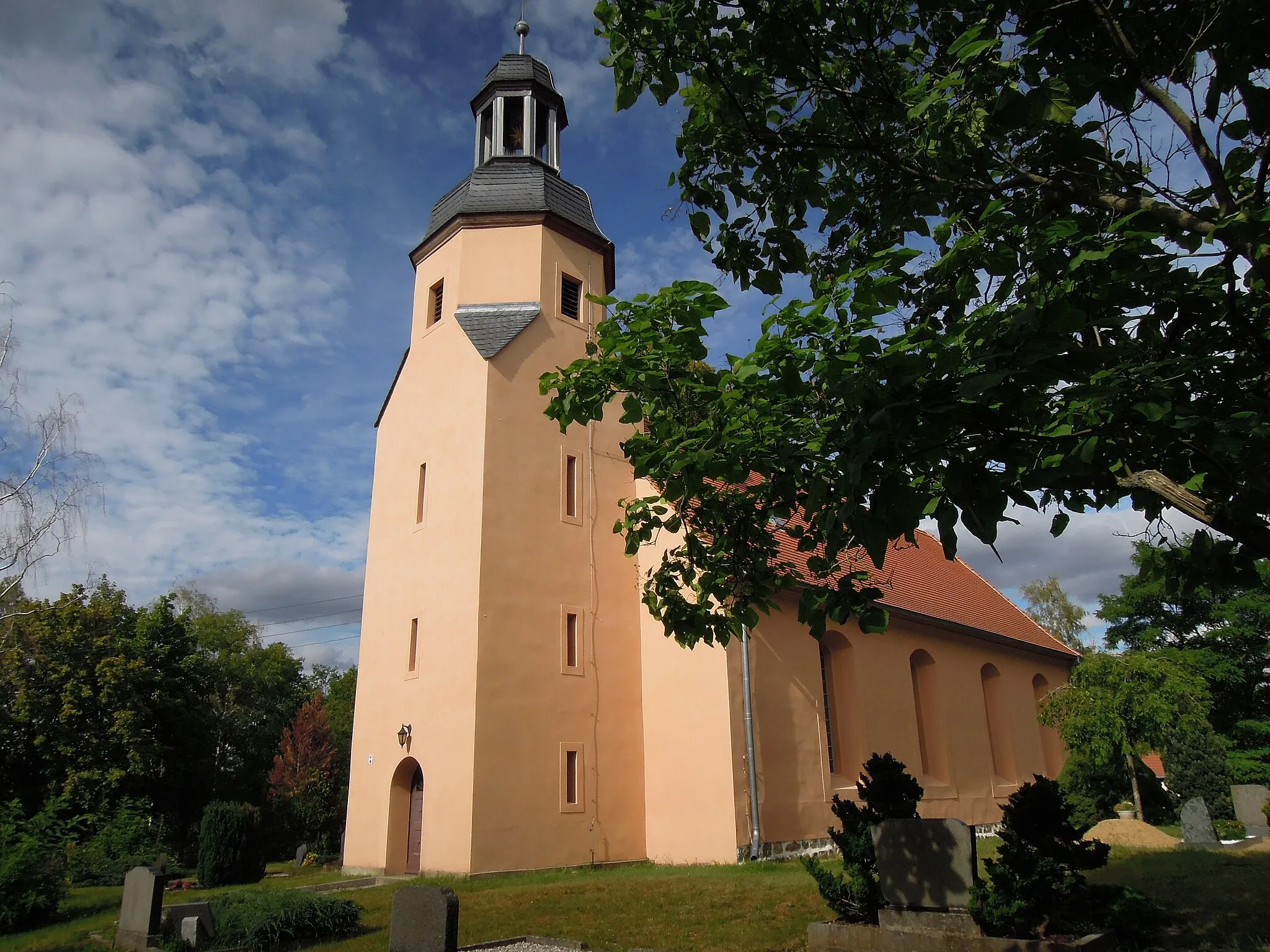 Photo showing: Kirche Dobien -Südwestansicht- August 2020