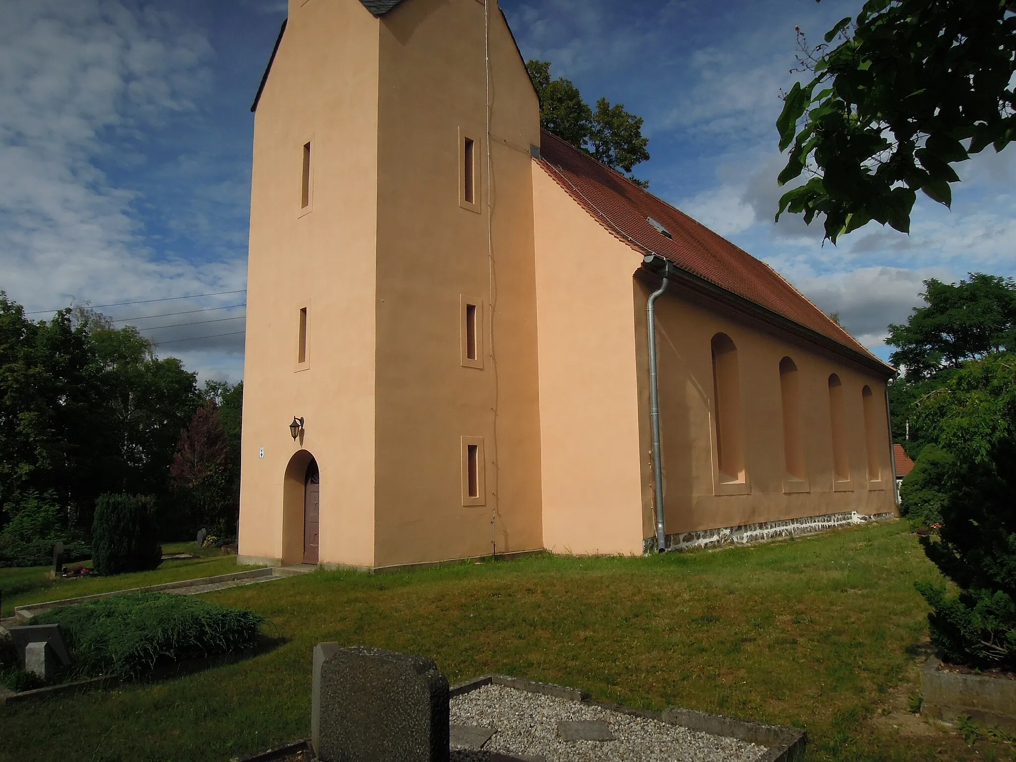 Photo showing: Kirche Dobien -Südfassade mit Turmbasis- August 2020