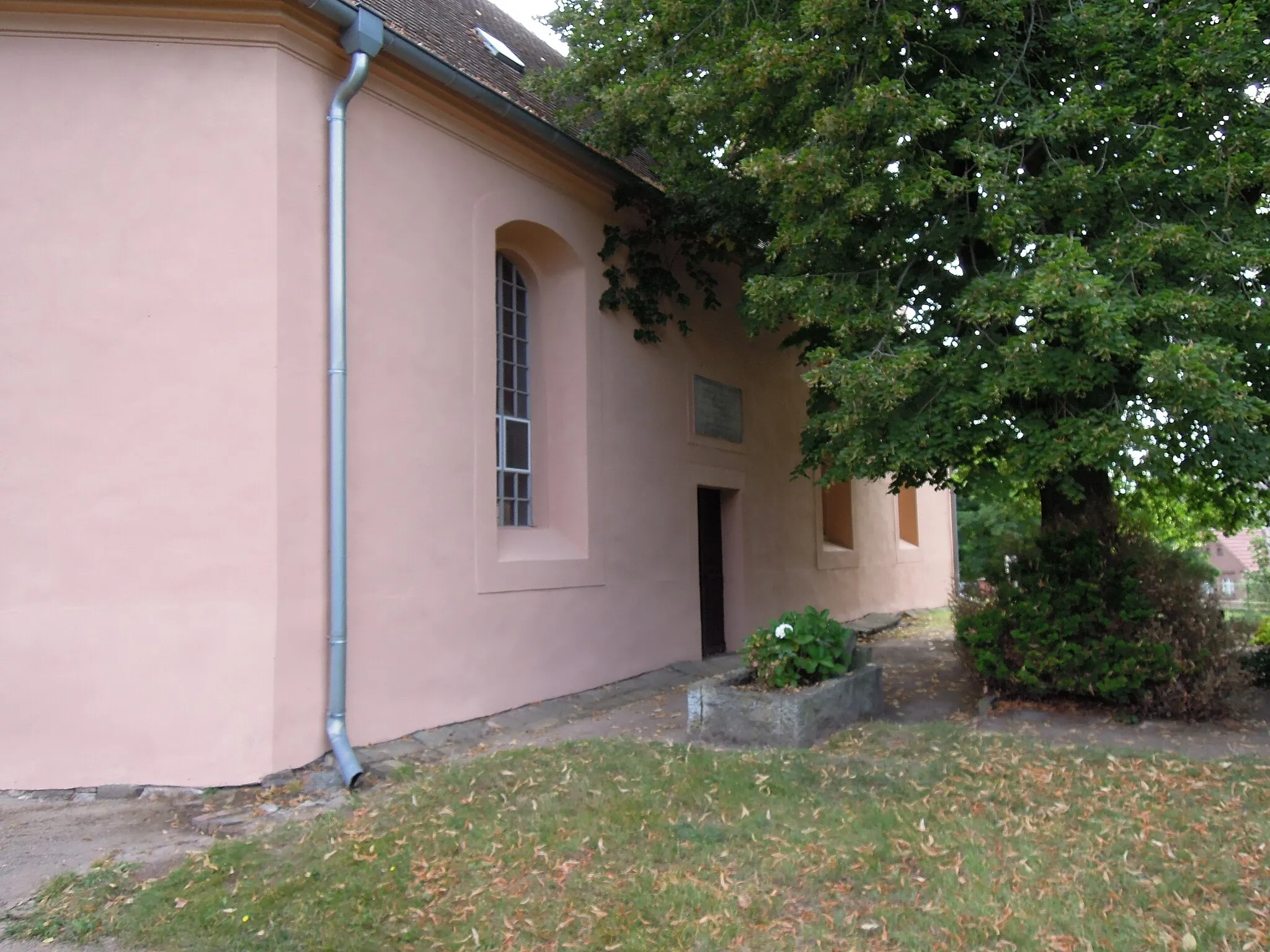 Photo showing: Kirche Dobien -Nordfassade mit Seitenportal- August 2020