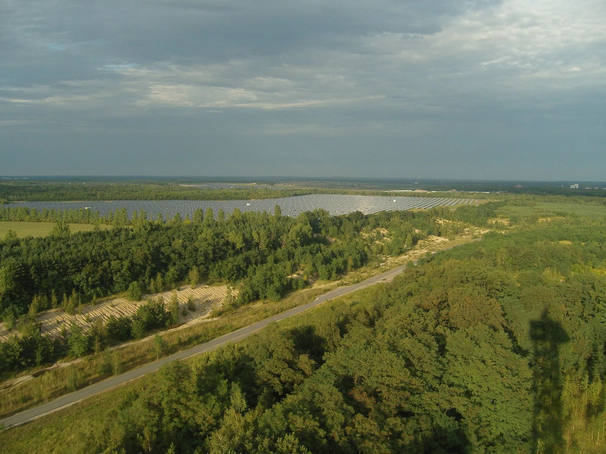 Photo showing: Blick vom Aussichtsturm Hörlitz auf Solaranlagen