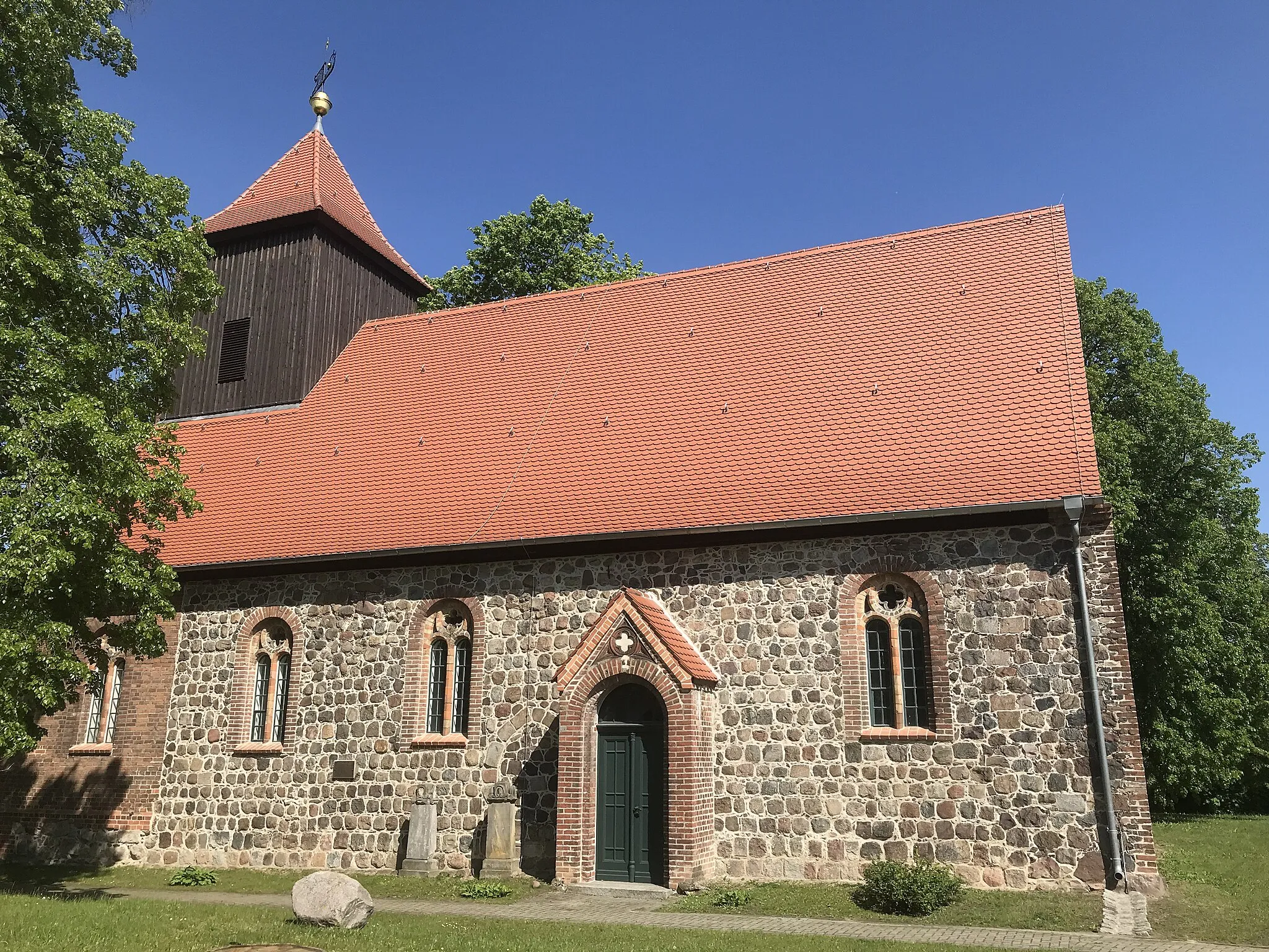 Photo showing: Die Dorfkirche Jacobsdorf in der gleichnamigen Gemeinde im Landkreis Oder-Spree ist eine Feldsteinkirche aus dem 13. Jahrhundert. Im Turm hängen zwei Glocken aus dem 14. Jahrhundert sowie aus dem Jahr 1580.