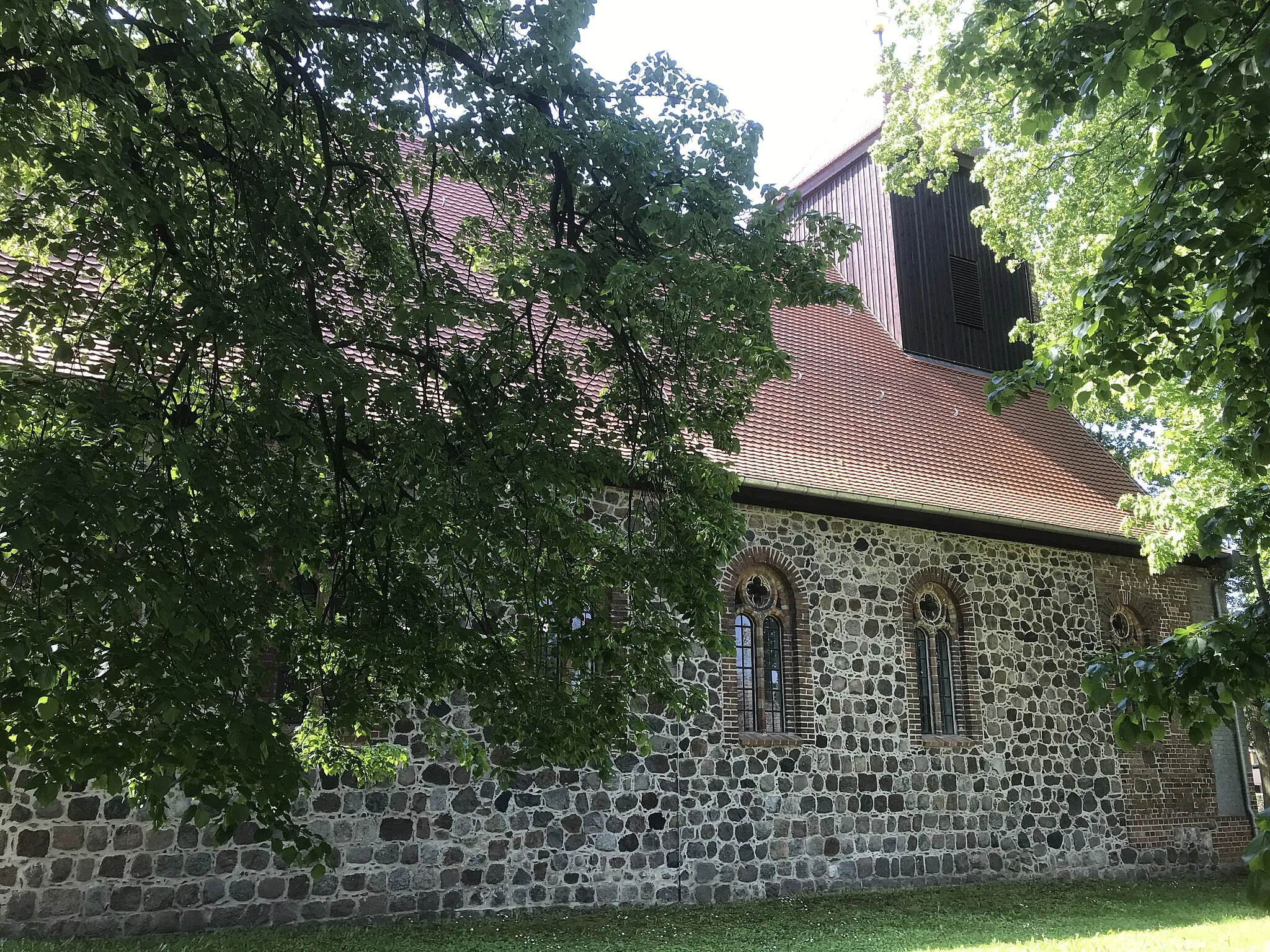 Photo showing: Die Dorfkirche Jacobsdorf in der gleichnamigen Gemeinde im Landkreis Oder-Spree ist eine Feldsteinkirche aus dem 13. Jahrhundert. Im Turm hängen zwei Glocken aus dem 14. Jahrhundert sowie aus dem Jahr 1580.