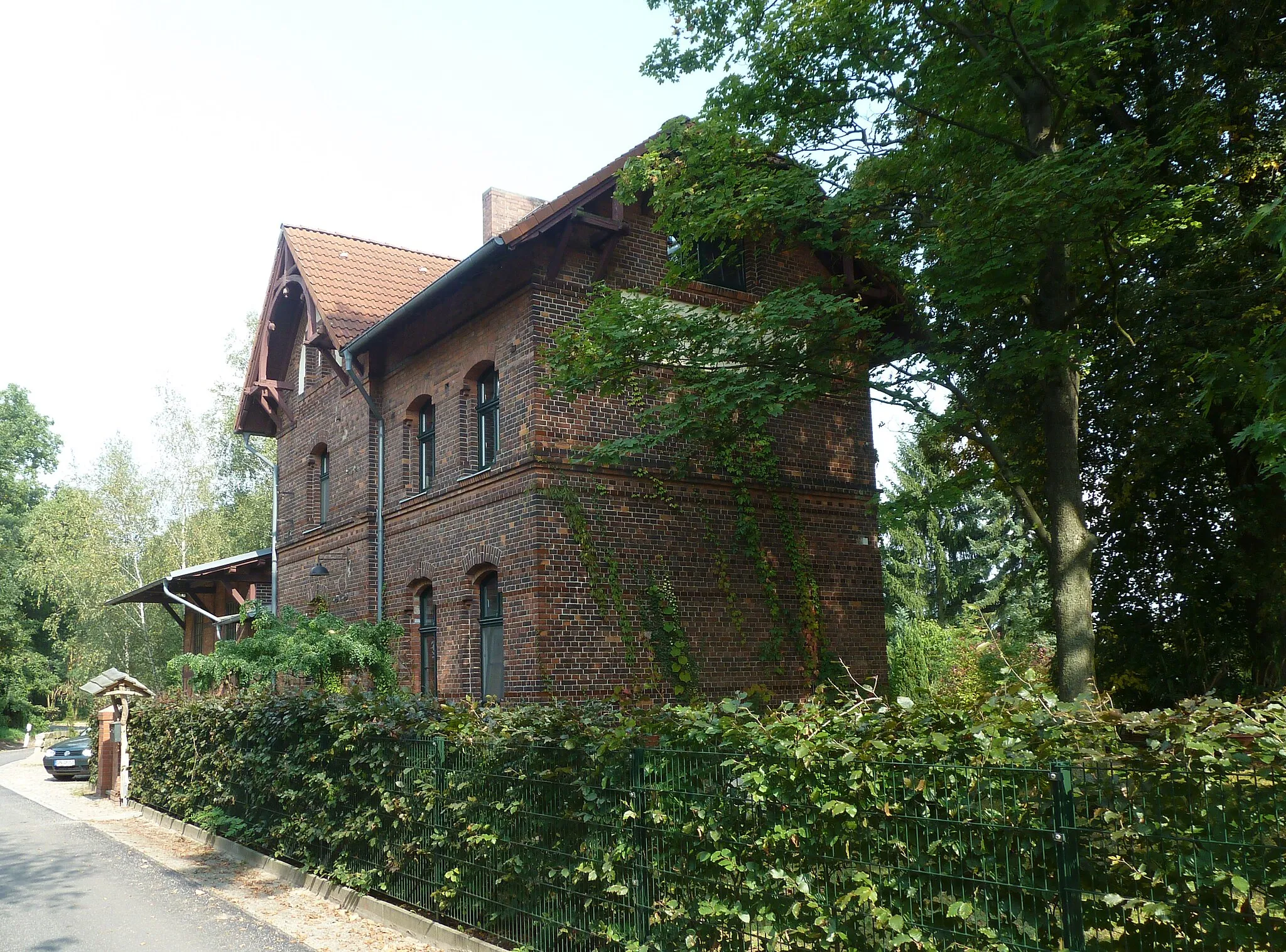 Photo showing: Denkmalgeschützter früherer Bahnhof Grießen, Blick von Südwesten
