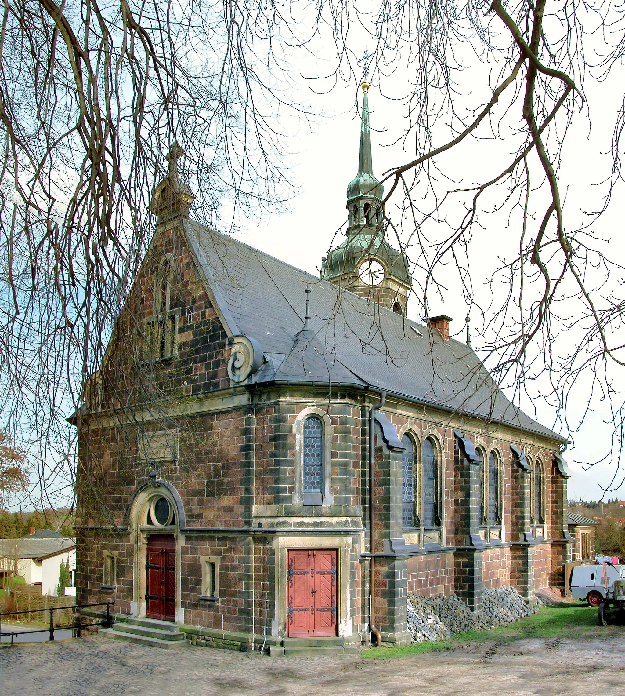 Photo showing: 30.03.2010  04749  Ostrau (Sachs.): Trinitatiskirche, Kirchstraße 9 (GMP: 51.20270,13.156905). Erbaut wurde sie 1903 nach Plänen 
des Architekten Theoder Quentin. Sicht von Südwesten.                      [DSCN40684-40685.TIF]20100330405MDR.JPG(c)Blobelt