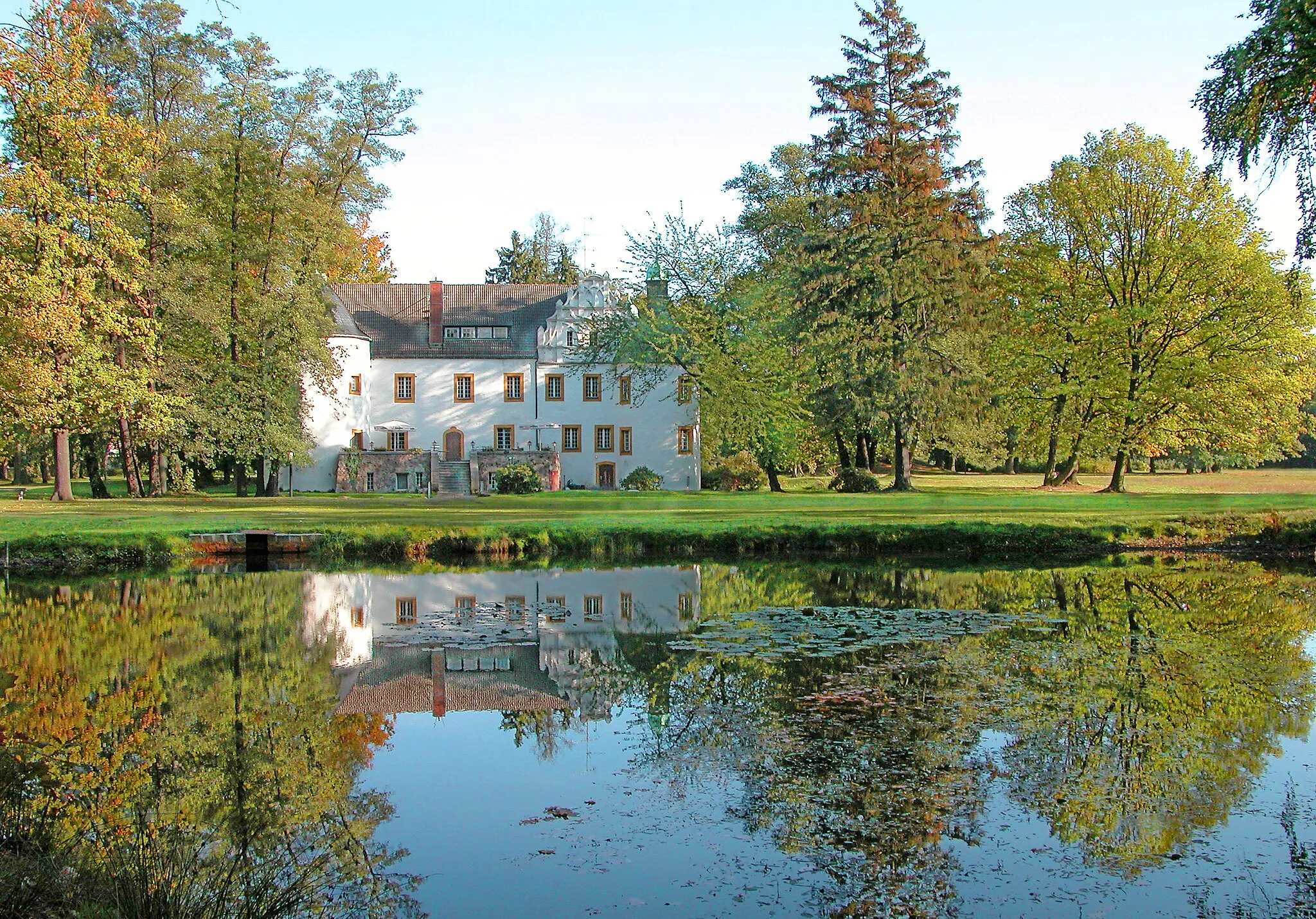 Photo showing: 16.10.2006  03238  Sallgast, Parkstraße 3 (GMP: 51.587635,13.846055): Schloß Sallgast ist aus einer Wasserburg aus dem 12. Jahrhundert hervorgegangen. Die Herrschaft Sallgast ging aus Besitzungen des 1541 aufgelösten Klosters Dobrilugk hervor. Es war Hans von Kottwitz, der das Schloß, eine Vierflügelanlage im Stil der Renaissance, in der Mitte des 16. Jahrhunderts errichten ließ. Die adlige Besitzerfolge endete 1910, das Schloß kam an den Berliner Kommerzienrat Max Abel. In seinem Auftrage wurde die Anlage 1911 durch den Burgenarchitekten Bodo Ebhardt umgebaut. 1937 wurde der Adelssitz in ein Erholungsheim umgewandelt. Seit 1990 ist im Schloss ein Restaurant eingerichtet.                                                                                                                                                                                                                      [DSCN12097.TIF]20061016370DR.JPG(c)Blobelt