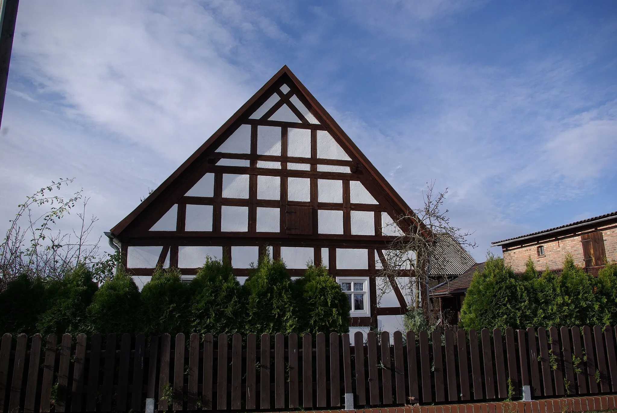 Photo showing: Niederer Fläming Ortsteil Meinsdorf. Das Fachwerkhaus steht mit seinen Seitengebäuden unter Denkmalschutz.