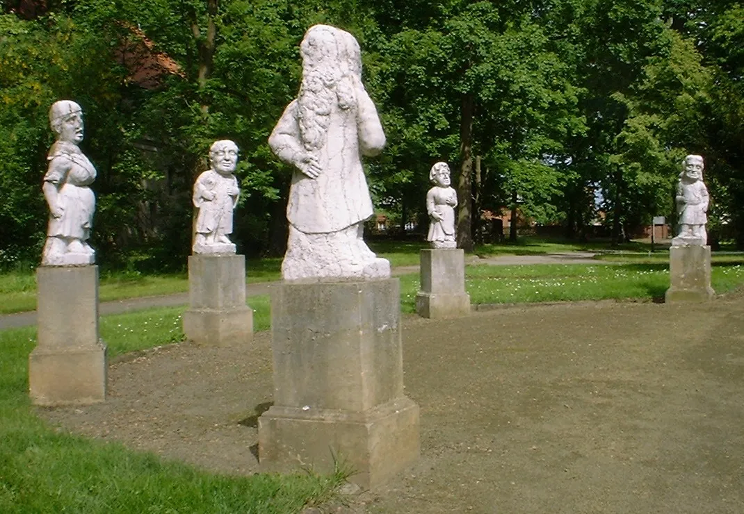 Photo showing: Statues nearby the Palace in Wiepersdorf (municipality Niederer Fläming) in Brandenburg, Germany