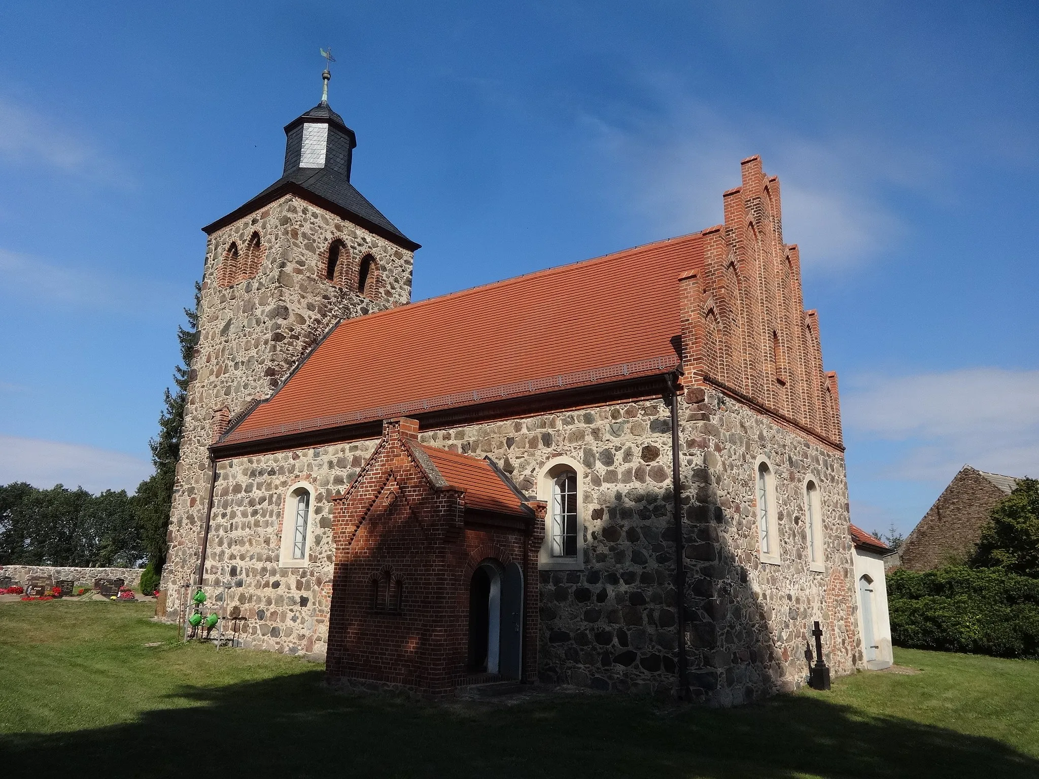 Photo showing: Die Dorfkirche in Fröhden ist eine Feldsteinkirche aus dem Anfang des 14. Jahrhunderts. Der Turm wurde im 15. Jahrhundert angebaut. Im Innern befinden sich unter anderem ein Altaraufsatz aus dem Jahr 1797 und eine Fünte aus dem Jahr 1851.