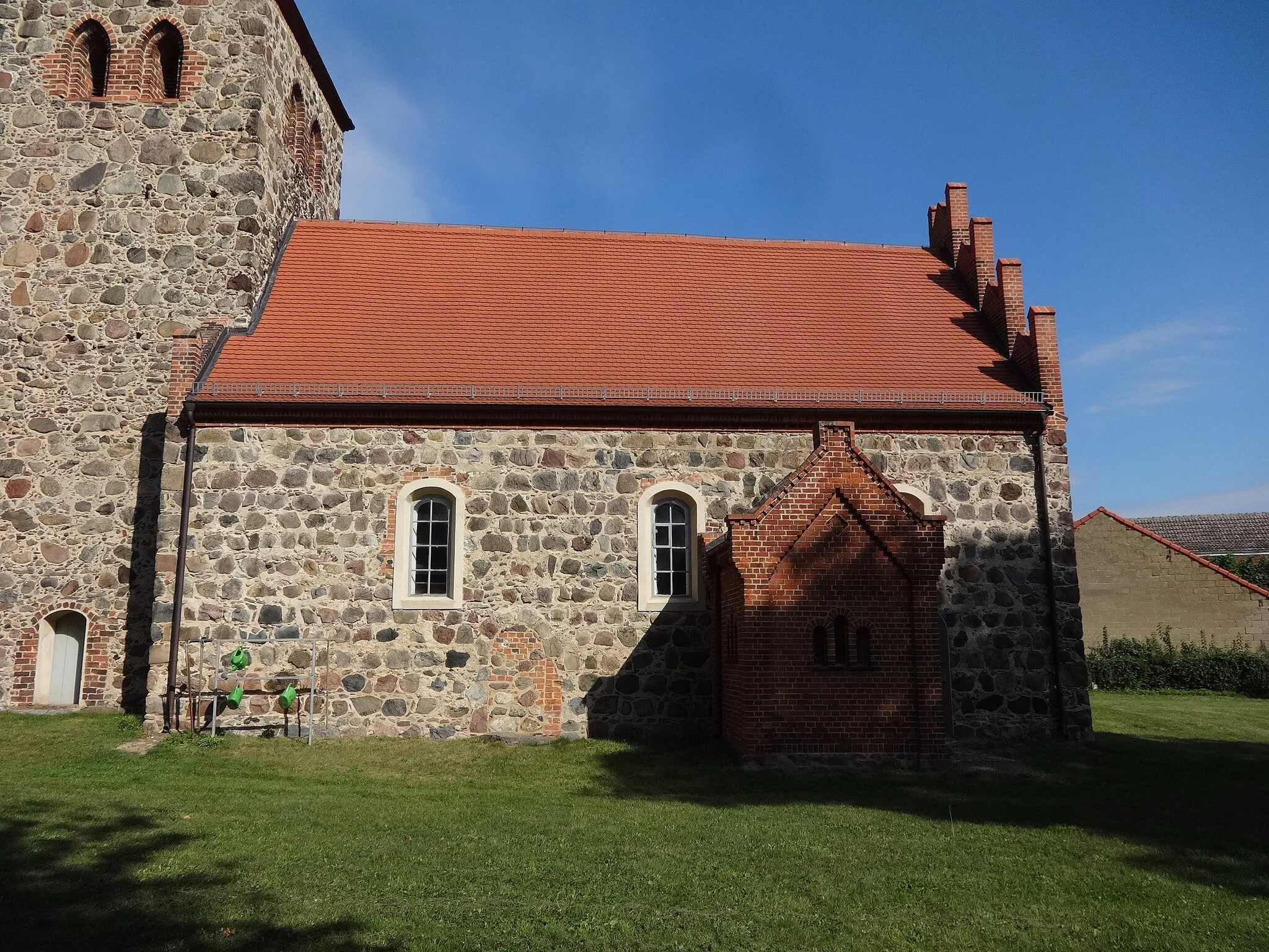 Photo showing: Die Dorfkirche in Fröhden ist eine Feldsteinkirche aus dem Anfang des 14. Jahrhunderts. Der Turm wurde im 15. Jahrhundert angebaut. Im Innern befinden sich unter anderem ein Altaraufsatz aus dem Jahr 1797 und eine Fünte aus dem Jahr 1851.