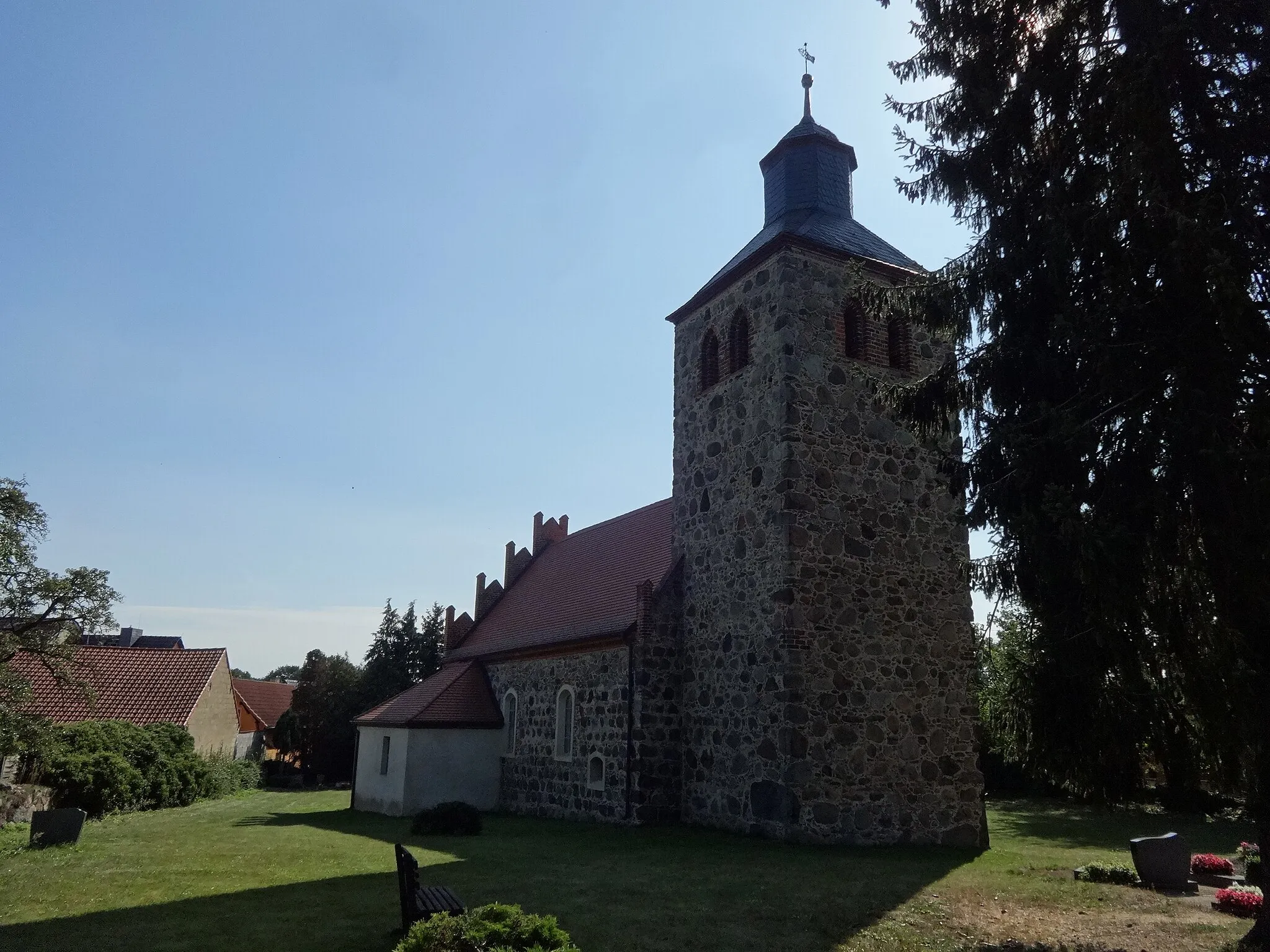 Photo showing: Die Dorfkirche in Fröhden ist eine Feldsteinkirche aus dem Anfang des 14. Jahrhunderts. Der Turm wurde im 15. Jahrhundert angebaut. Im Innern befinden sich unter anderem ein Altaraufsatz aus dem Jahr 1797 und eine Fünte aus dem Jahr 1851.