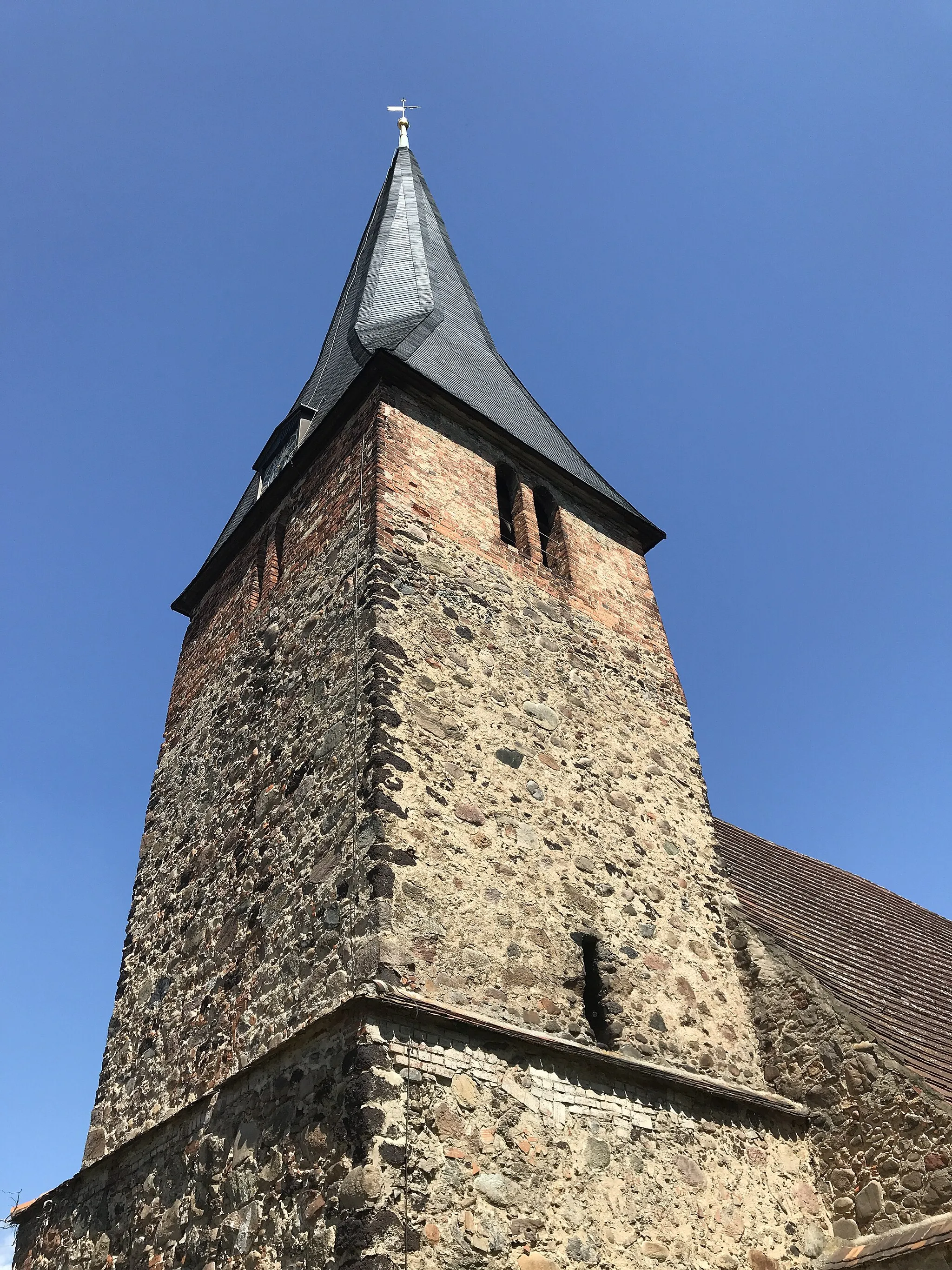 Photo showing: Die Dorfkirche in Kasel-Golzig wurde im 14. Jahrhundert errichtet und im 15. Jahrhundert um den Dachturm erweitert. 1722 erfolgte ein barocker Umbau.