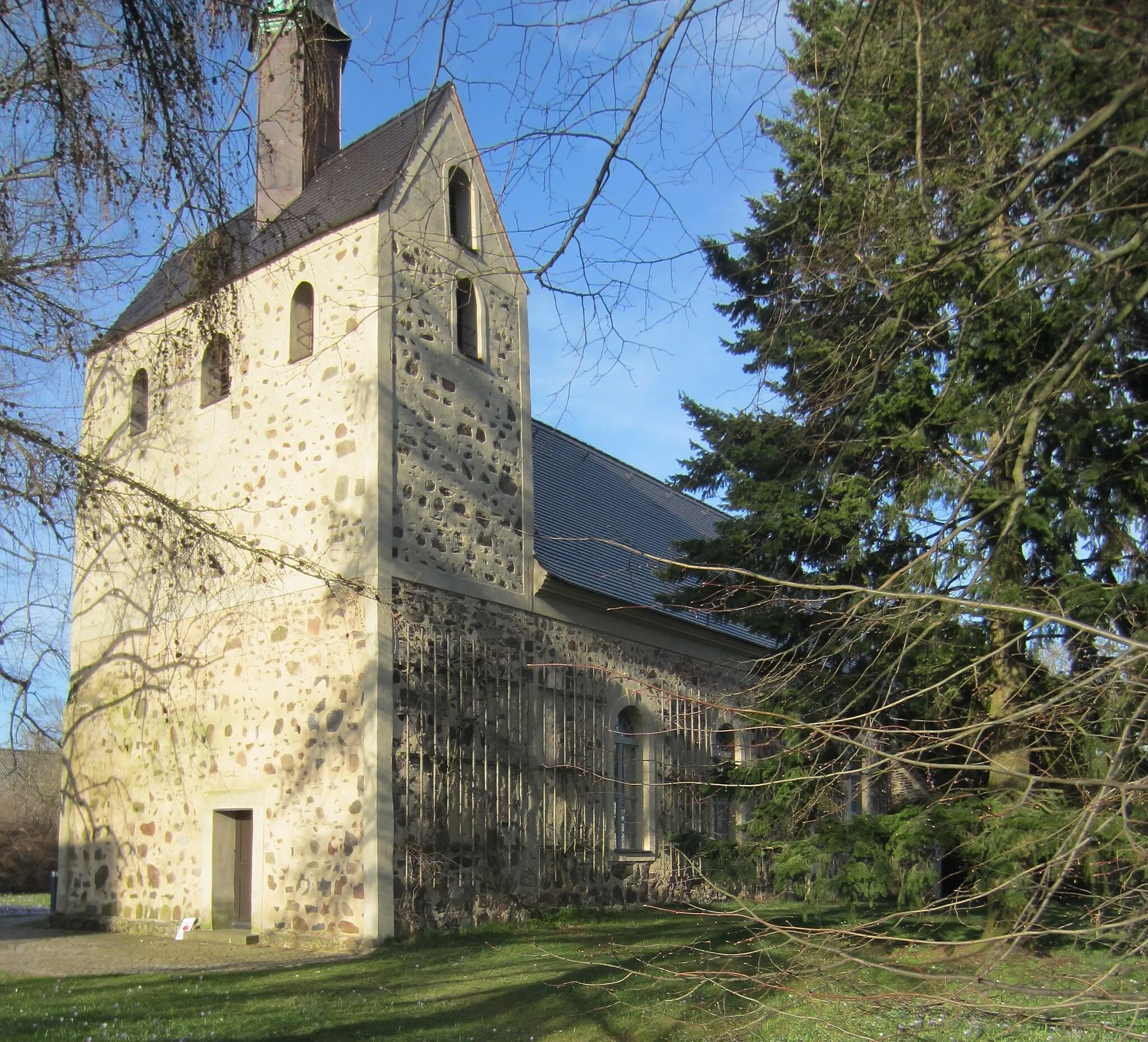 Photo showing: Langengrassau, Gemeinde Heideblick, denkmalgeschützte Dorfkirche, Ansicht von Südwesten