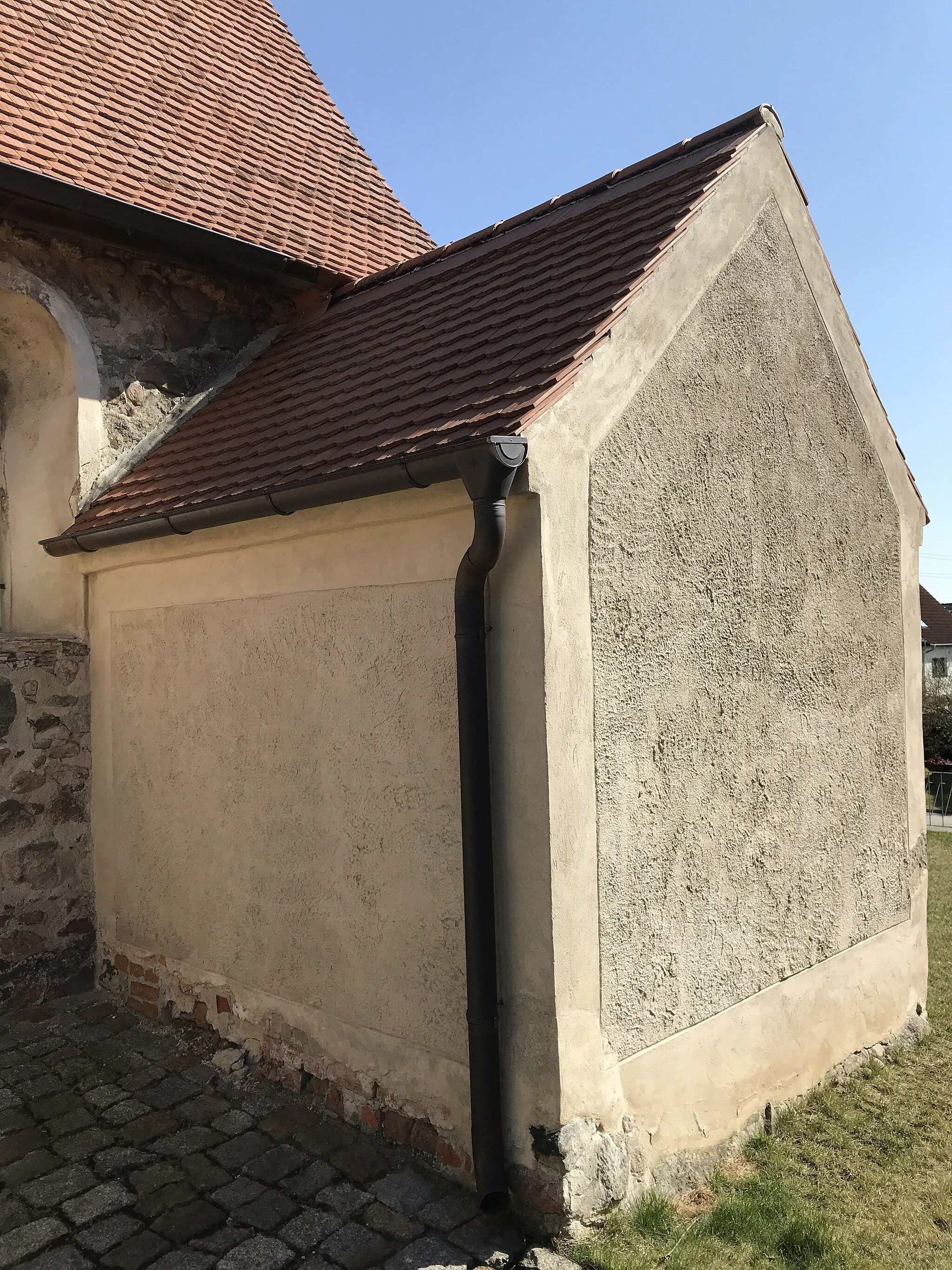 Photo showing: Die Dorfkirche Wehnsdorf ist eine Feldsteinkirche aus dem 15. Jahrhundert in der Gemeinde Heideblick im Landkreis Dahme-Spreewald in Brandenburg.