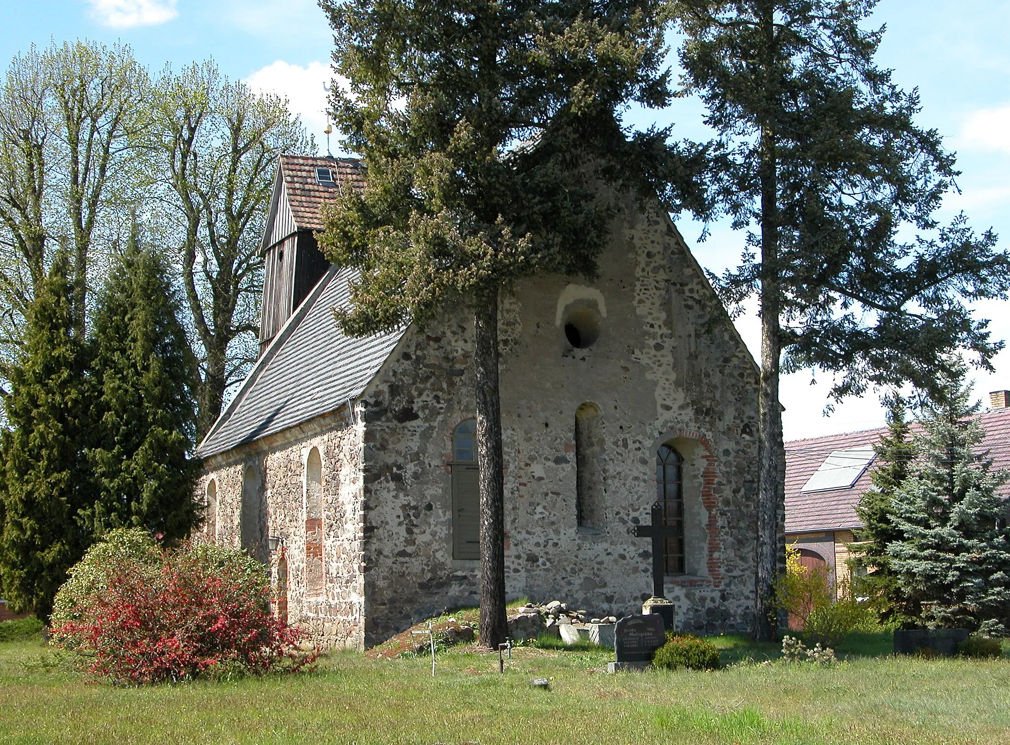 Photo showing: 29.04.2015    03246  Gahro (Crinitz): Dorfkirche St. Johannes (GMP: 51.738366,13.724868). Die evangelische Kirche wurde im 14. Jahrhundert aus Feldsteinen errichtet. Der Saalbau verfügt im Westen über einen hölzernen Glockenturm aus dem 18. Jahrhundert, der im 19. Jahrhundert erneuert wurde.                      [DSCN5057.JPG]20150429205DR.JPG(c)Blobelt