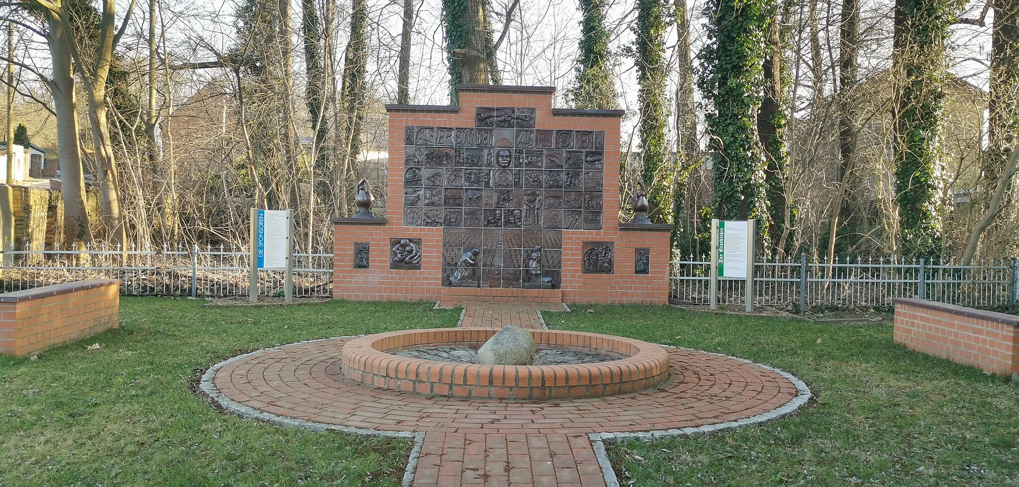 Photo showing: Denkmalgeschütztes Töpferdenkmal in Crinitz